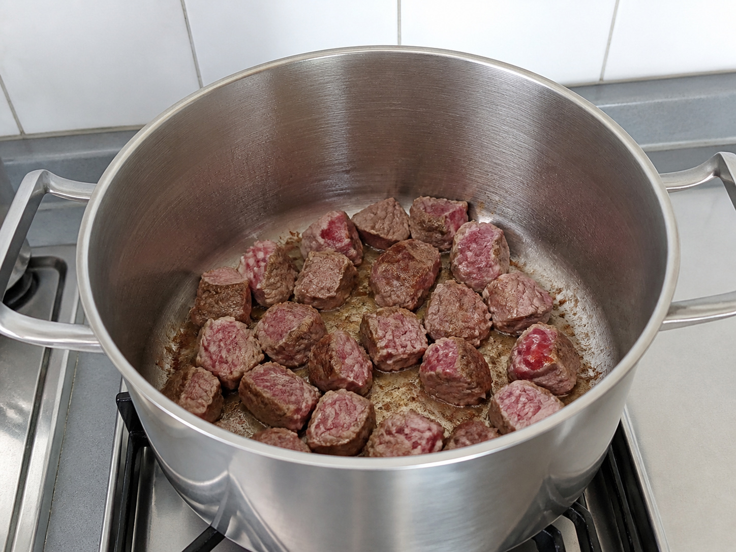 牛肉珍珠大麥蔬菜燉鍋: 分批煎牛肉