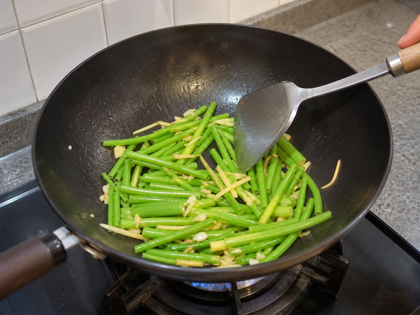 菠菜炒牛肉:先炒菠菜莖