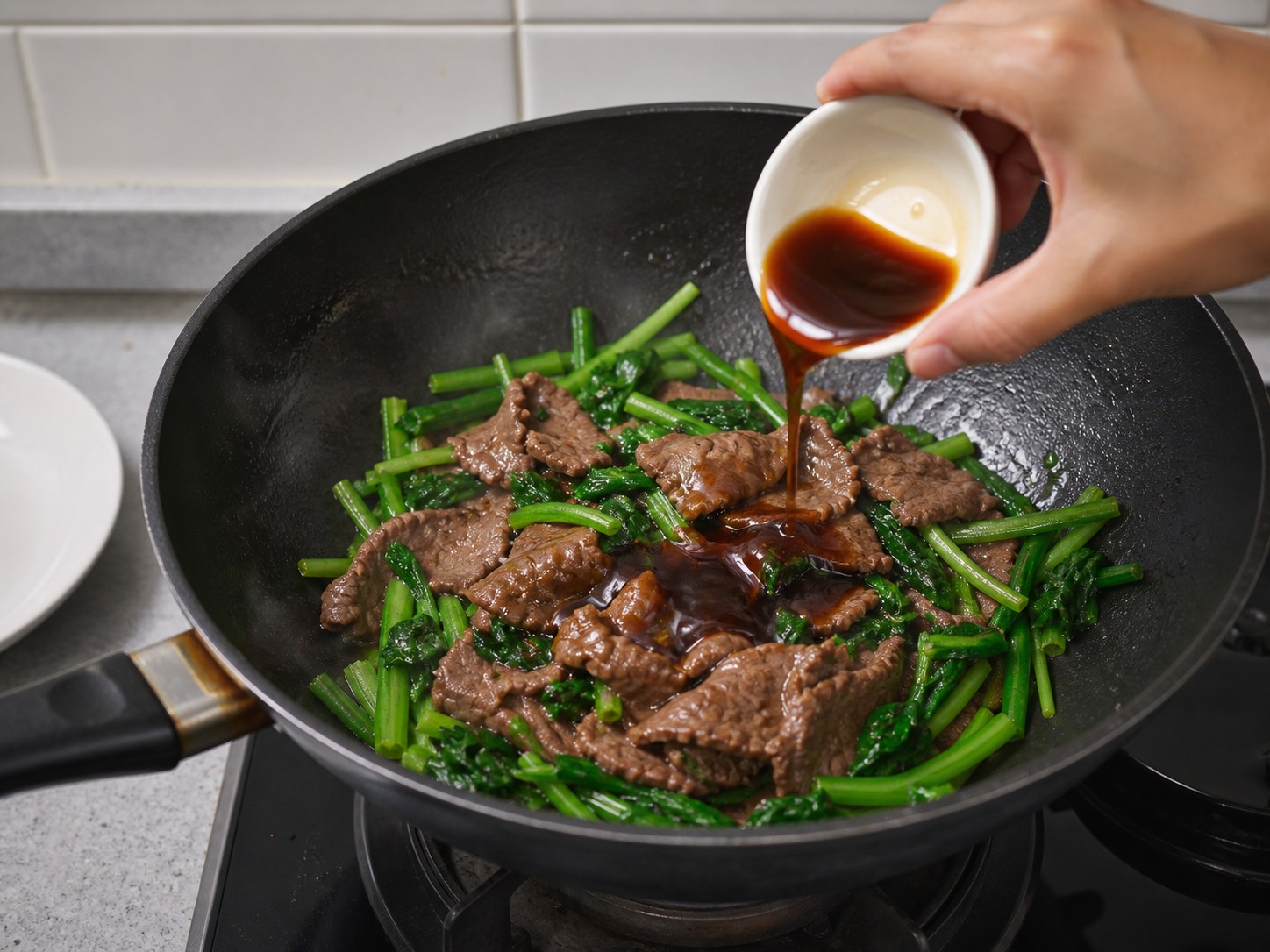 菠菜炒牛肉:加回牛肉及醬汁