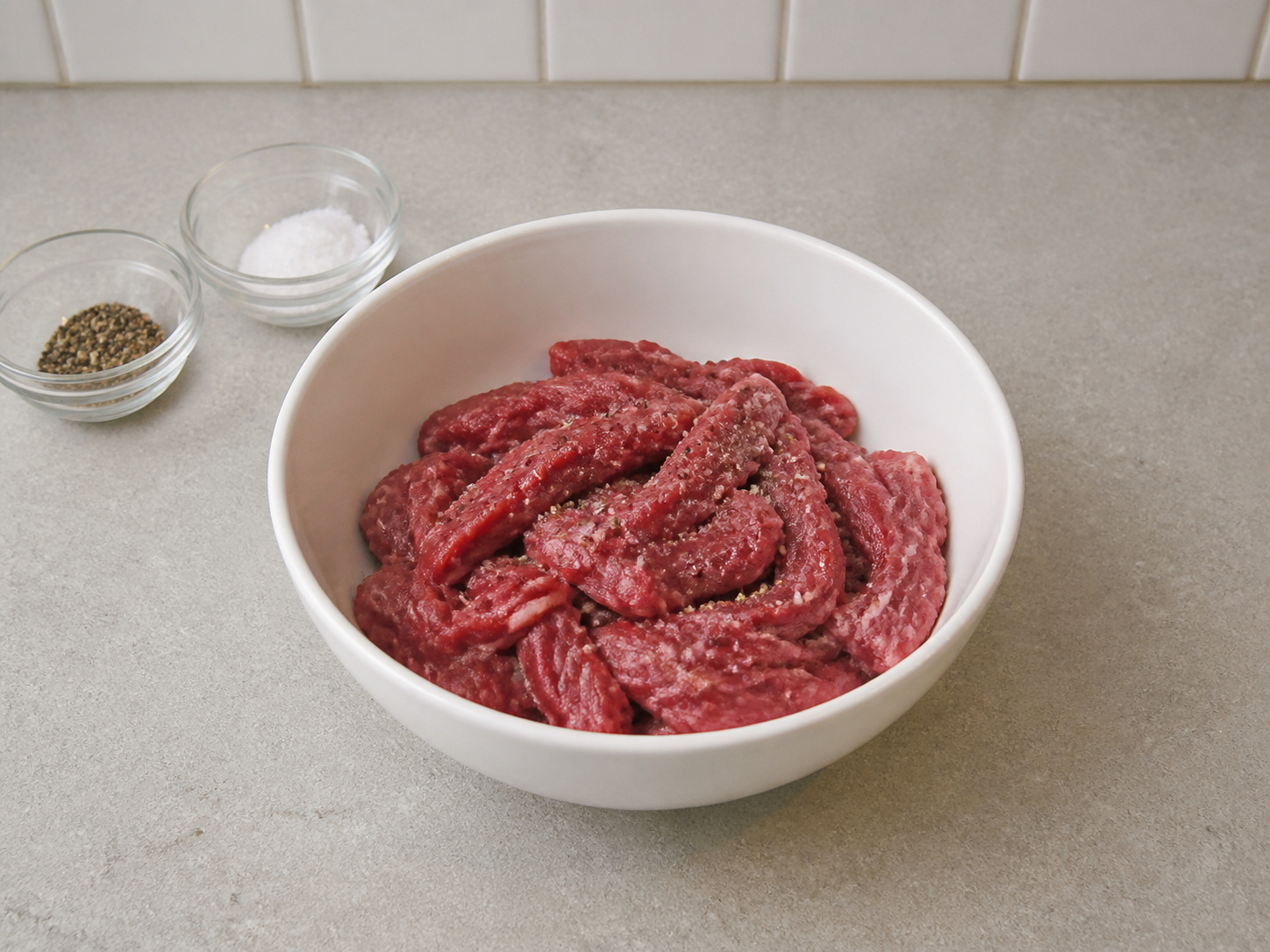 俄式蘑菇酸忌廉燴牛肉: 牛肉條調味