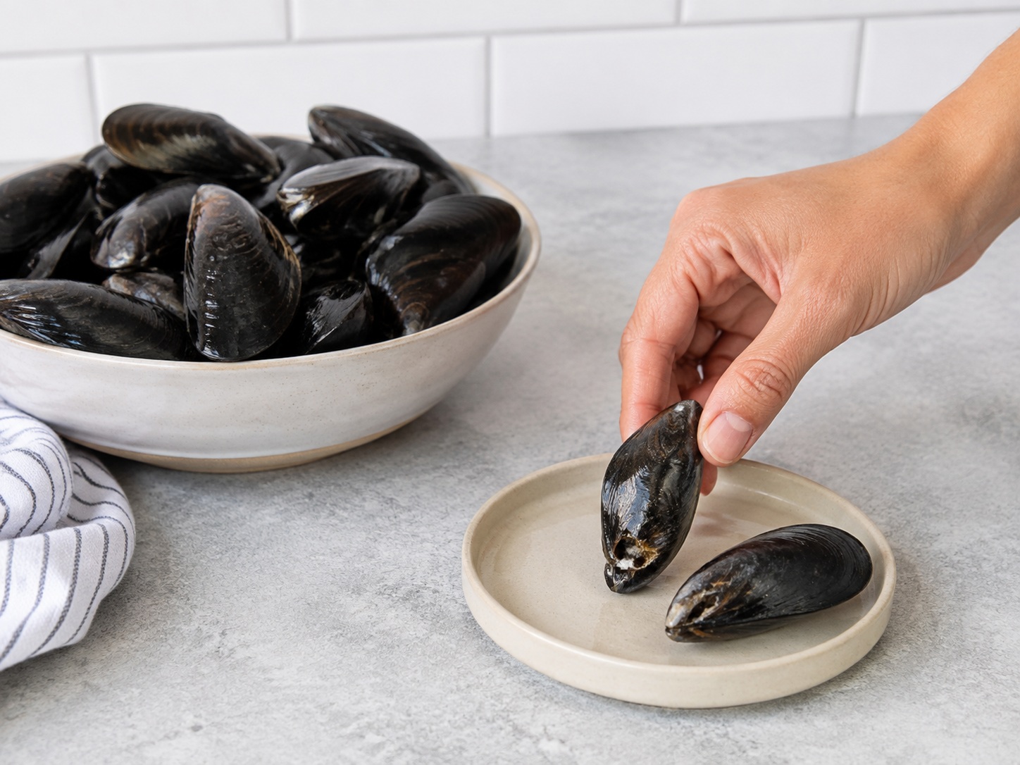 Itapon ang sirang mussels: Itapon ang sirang mussels. Sundin ang sukat at pagkakasunod ng recipe; tiyaking tama ang lagay ng pagkain bago magpatuloy.