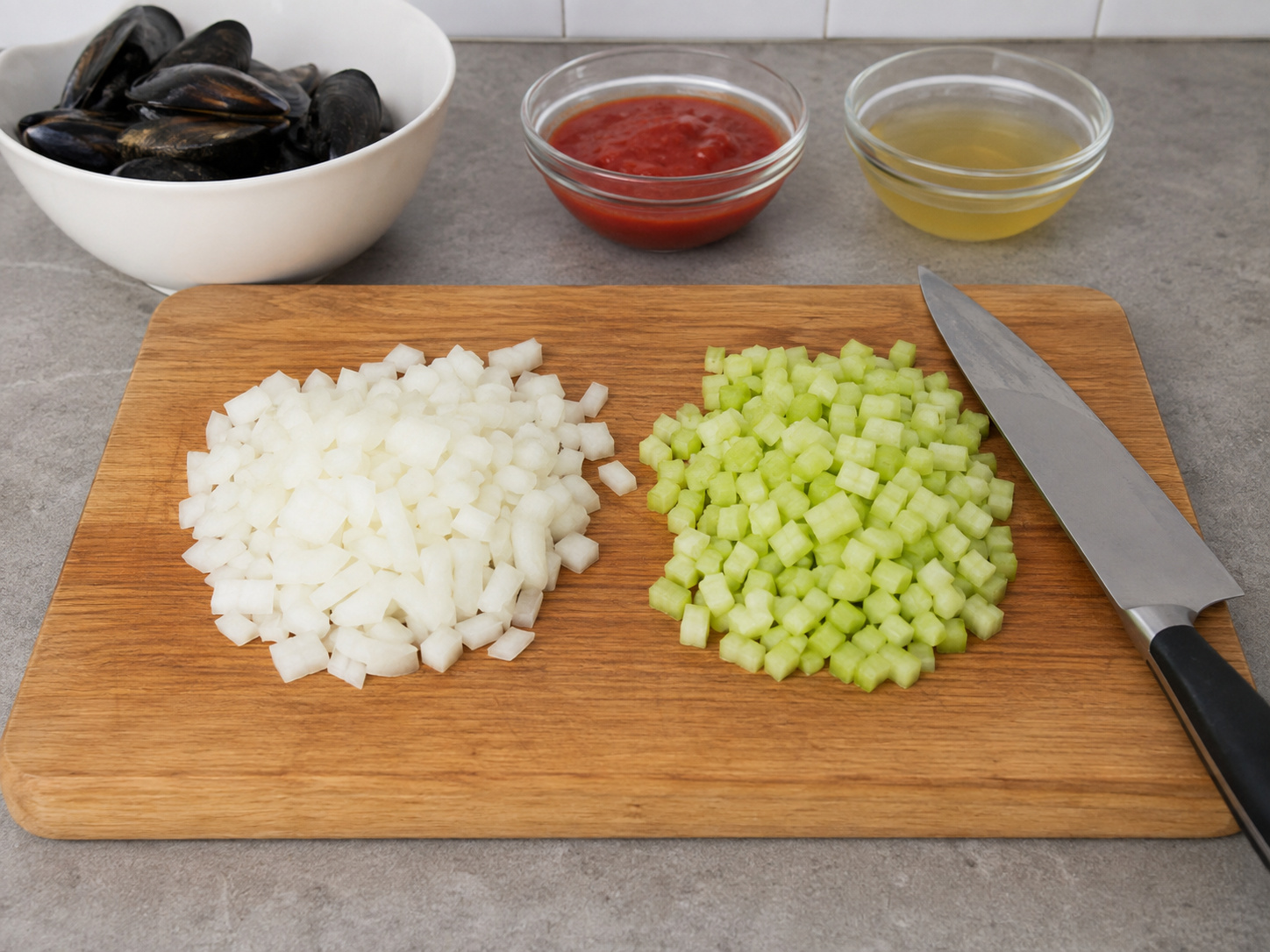 Dice ang sibuyas at celery: Dice ang sibuyas at celery. Sundin ang sukat at pagkakasunod ng recipe; tiyaking tama ang lagay ng pagkain bago magpatuloy.
