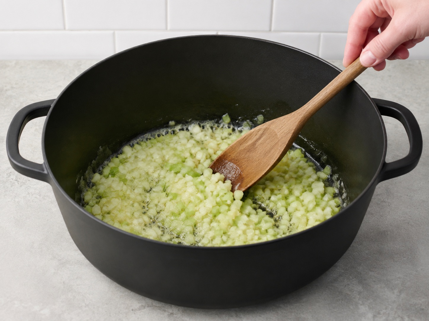 Palambutin ang sibuyas at celery: Palambutin ang sibuyas at celery. Sundin ang sukat at pagkakasunod ng recipe; tiyaking tama ang lagay ng pagkain bago magpatuloy.