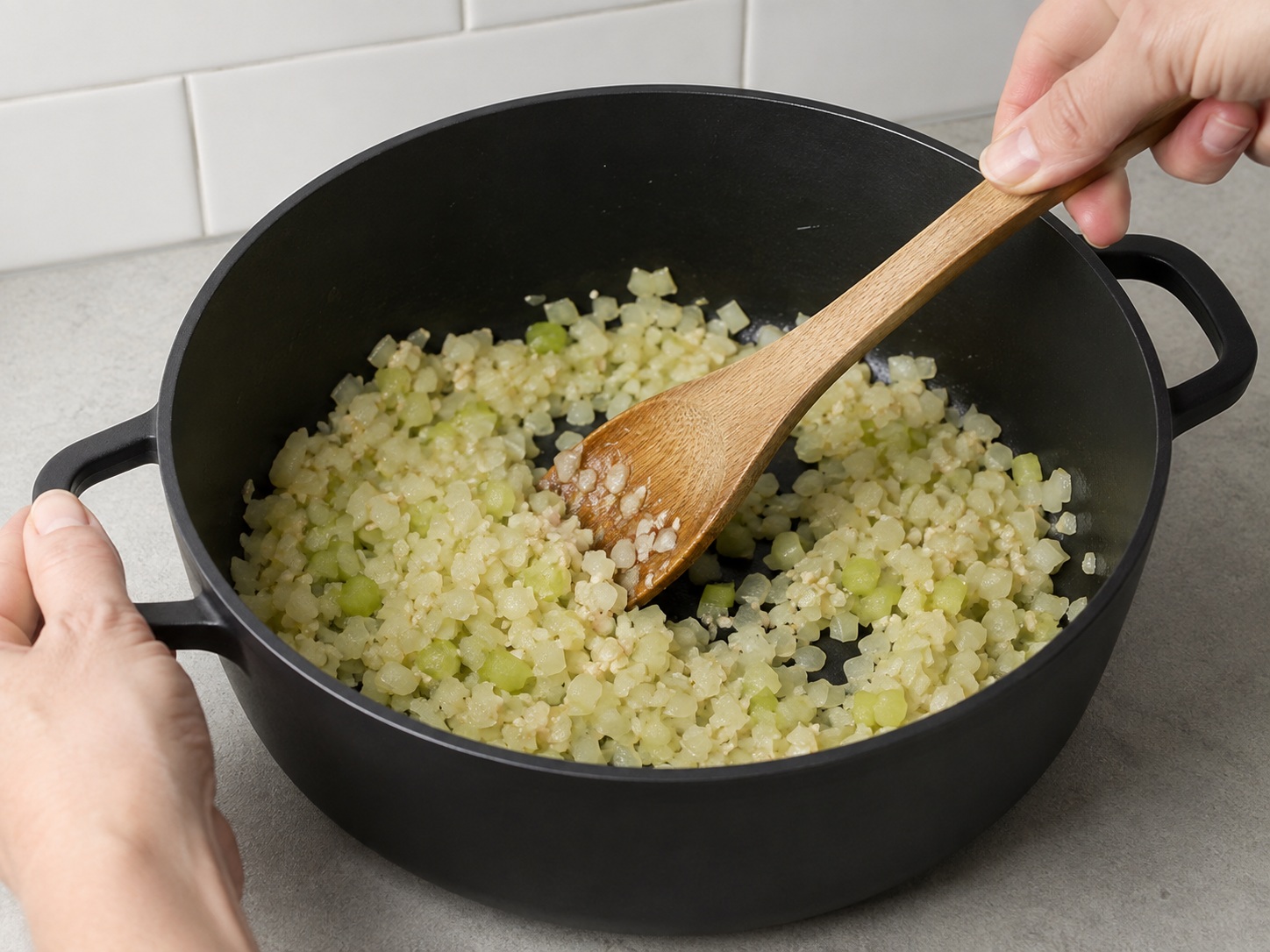 Igisa sandali ang bawang: Igisa sandali ang bawang. Sundin ang sukat at pagkakasunod ng recipe; tiyaking tama ang lagay ng pagkain bago magpatuloy.