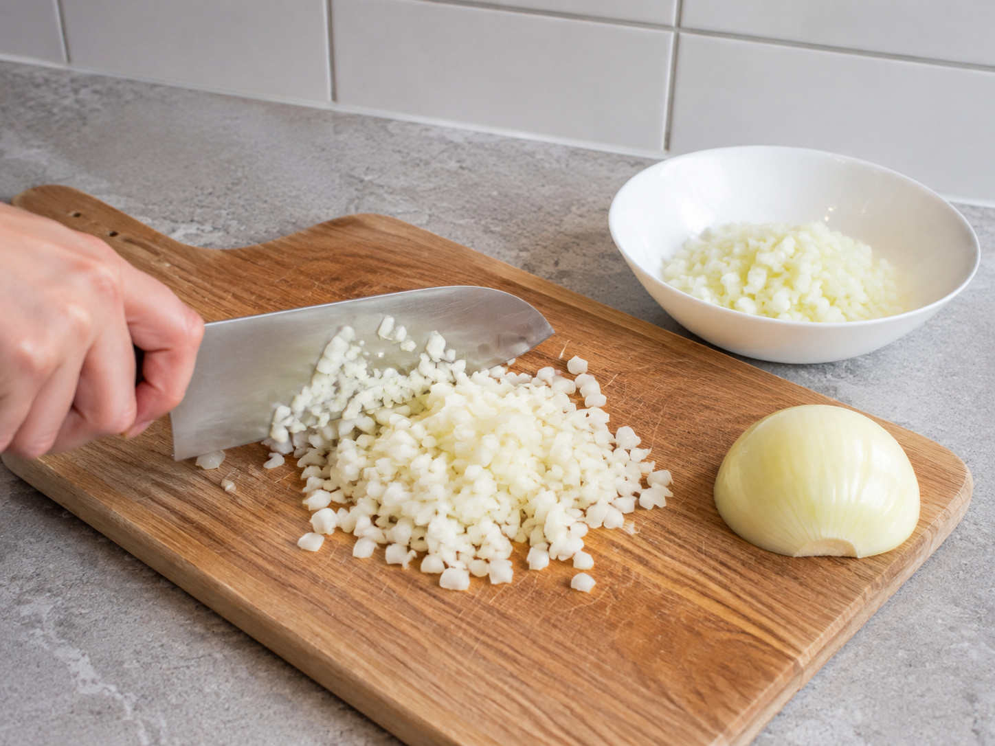 Potong dadu bawang: Potong dadu bawang. Ikuti takaran dan urutan resep; pastikan kondisi bahan sesuai tahap yang ditunjukkan sebelum lanjut.