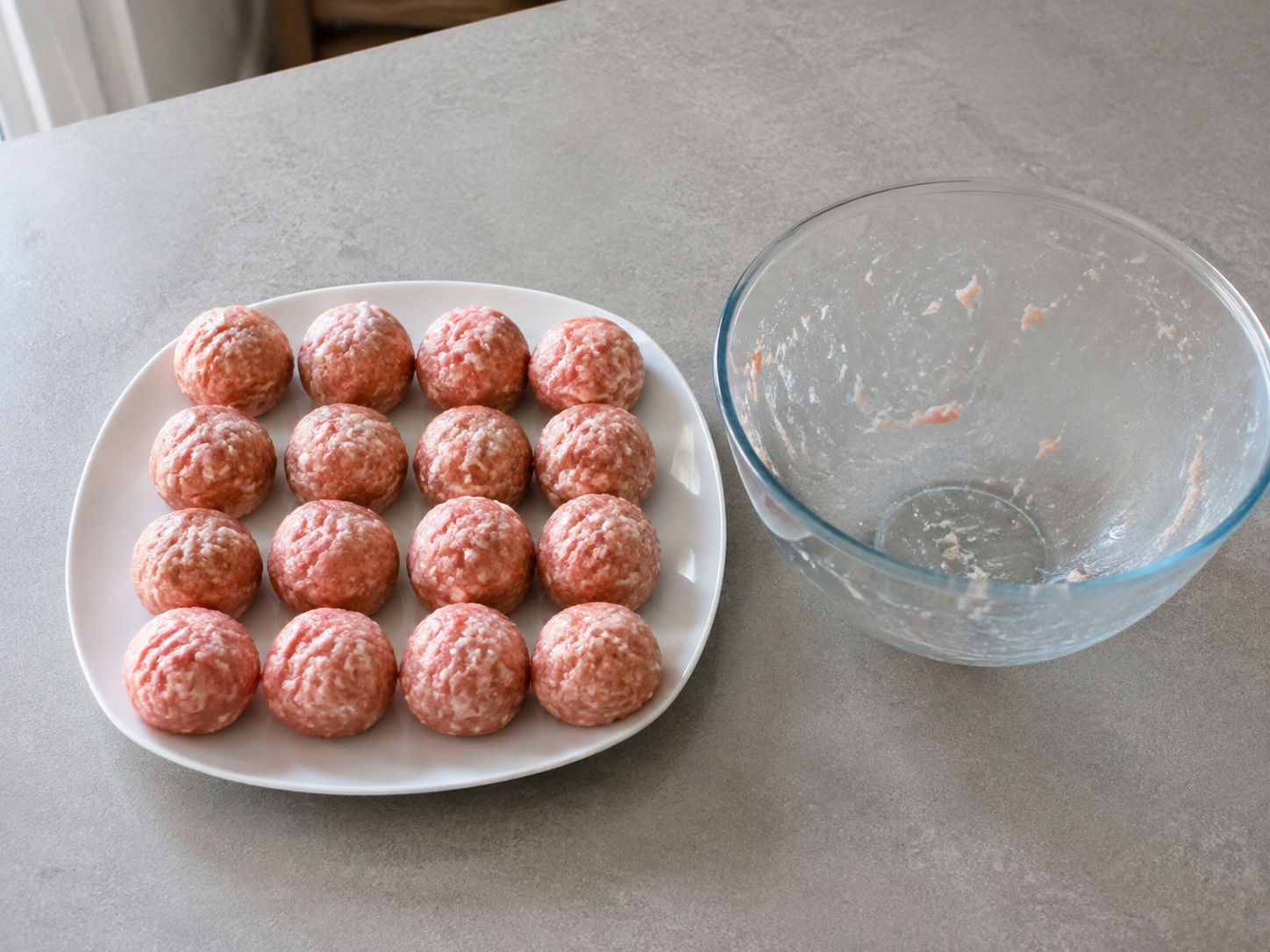 Bentuk bakso sama besar: Bentuk bakso sama besar. Ikuti takaran dan urutan resep; pastikan kondisi bahan sesuai tahap yang ditunjukkan sebelum lanjut.