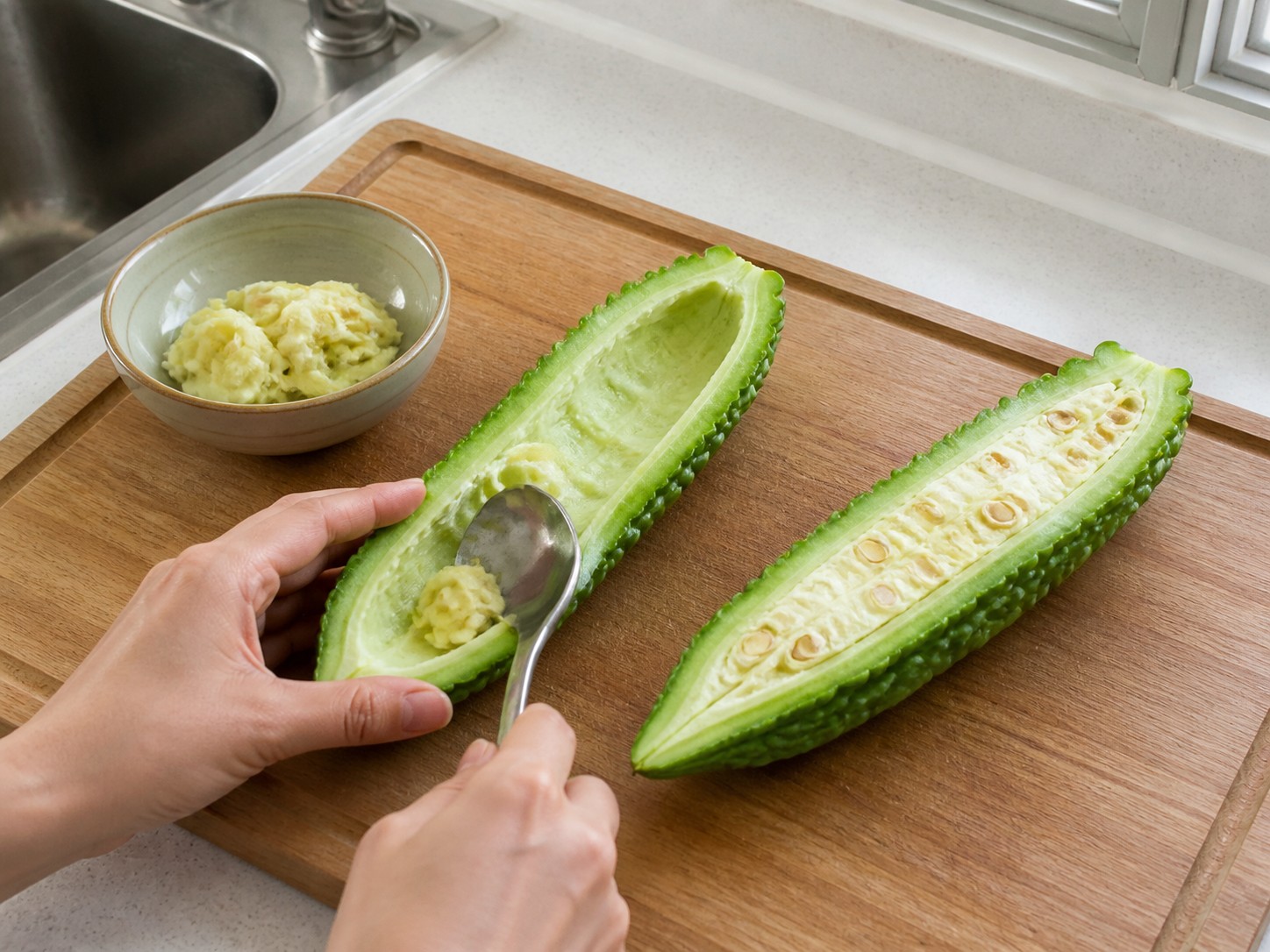 Ginisang Ampalaya na may Itlog — Alisin ang loob at buto