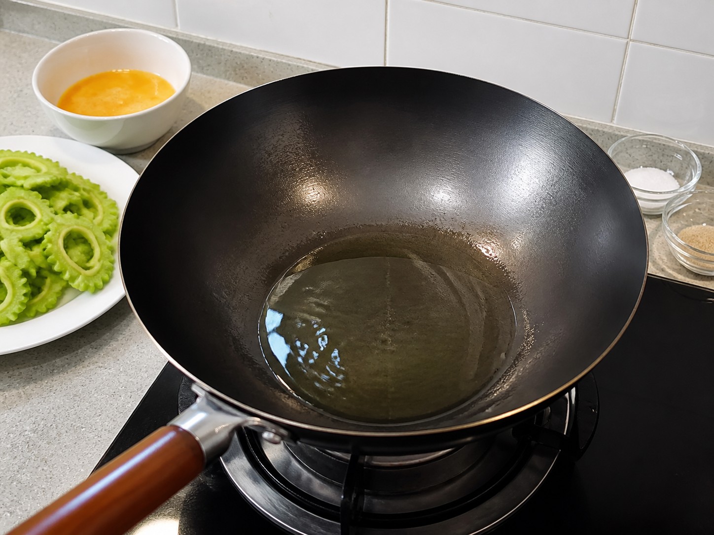 Ginisang Ampalaya na may Itlog — Initin ang mantika