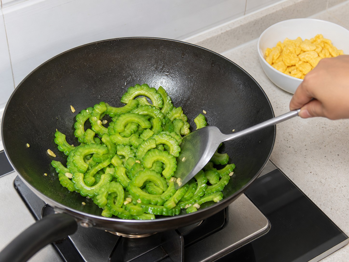 Ginisang Ampalaya na may Itlog — Igisa ang ampalaya