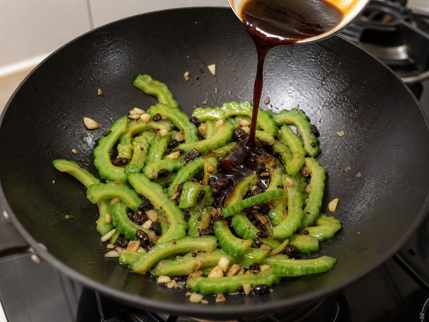 豉汁涼瓜炒牛肉:加入汆燙涼瓜