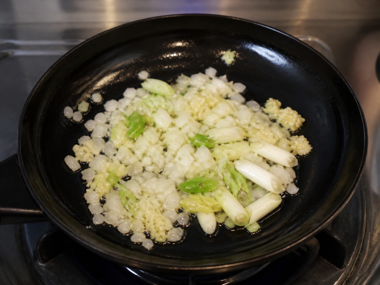 冬菇枝竹炆雞：炒香洋蔥薑蒜
