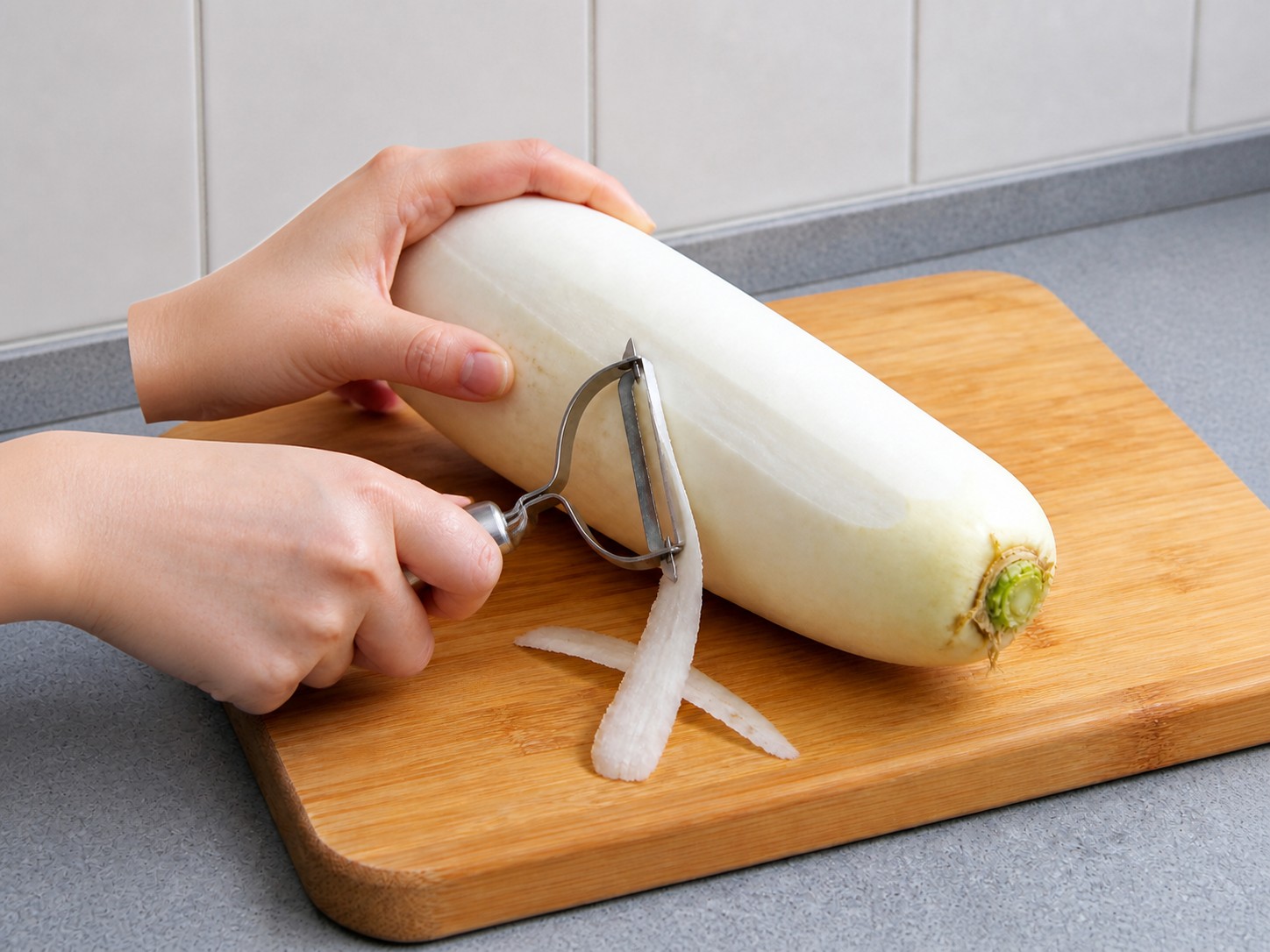 Braised Daikon na may Tuyong Hipon — hakbang 4: Balatan ang daikon