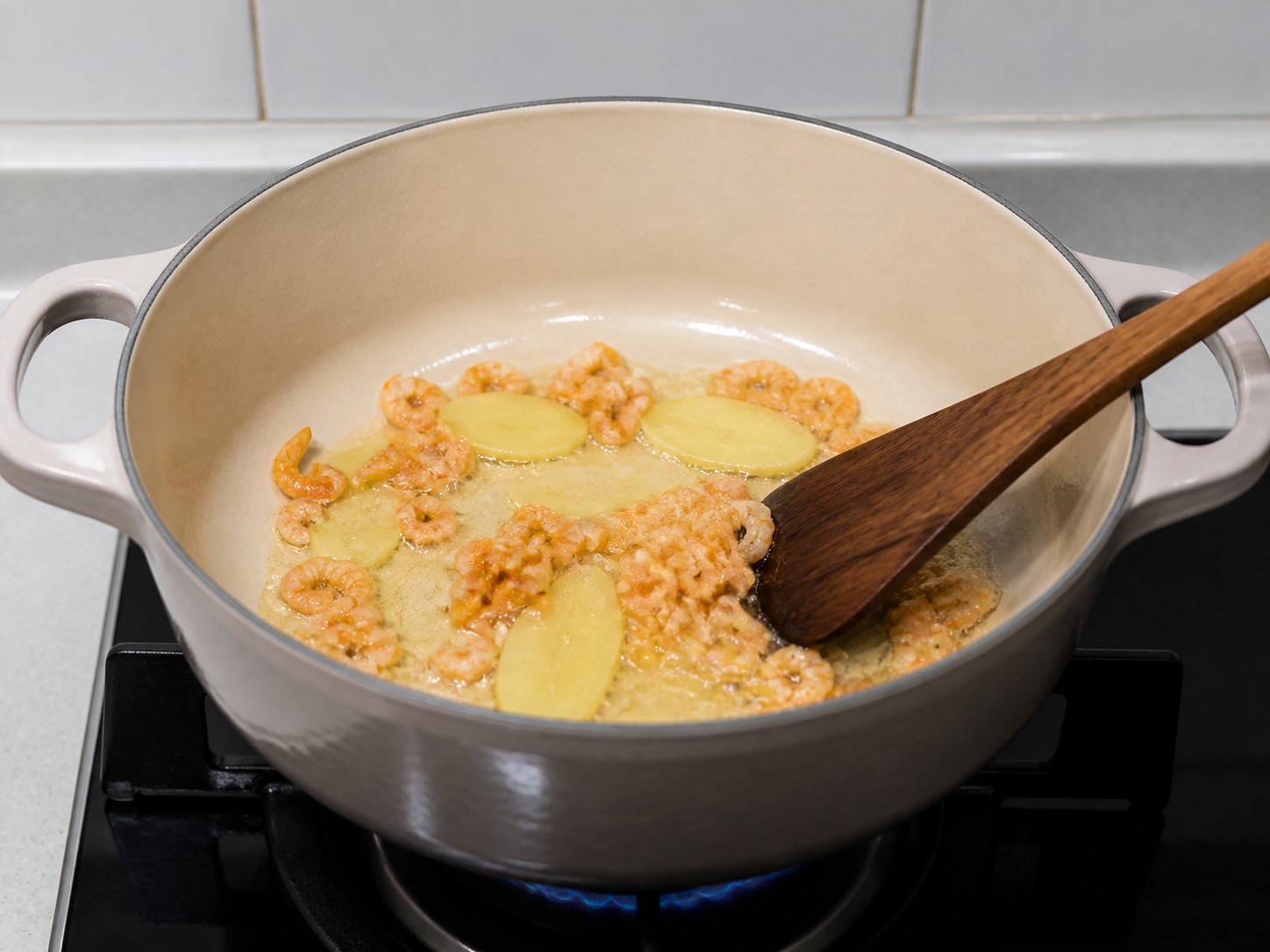 Braised Daikon na may Tuyong Hipon — hakbang 6: Igisa ang luya at hipon