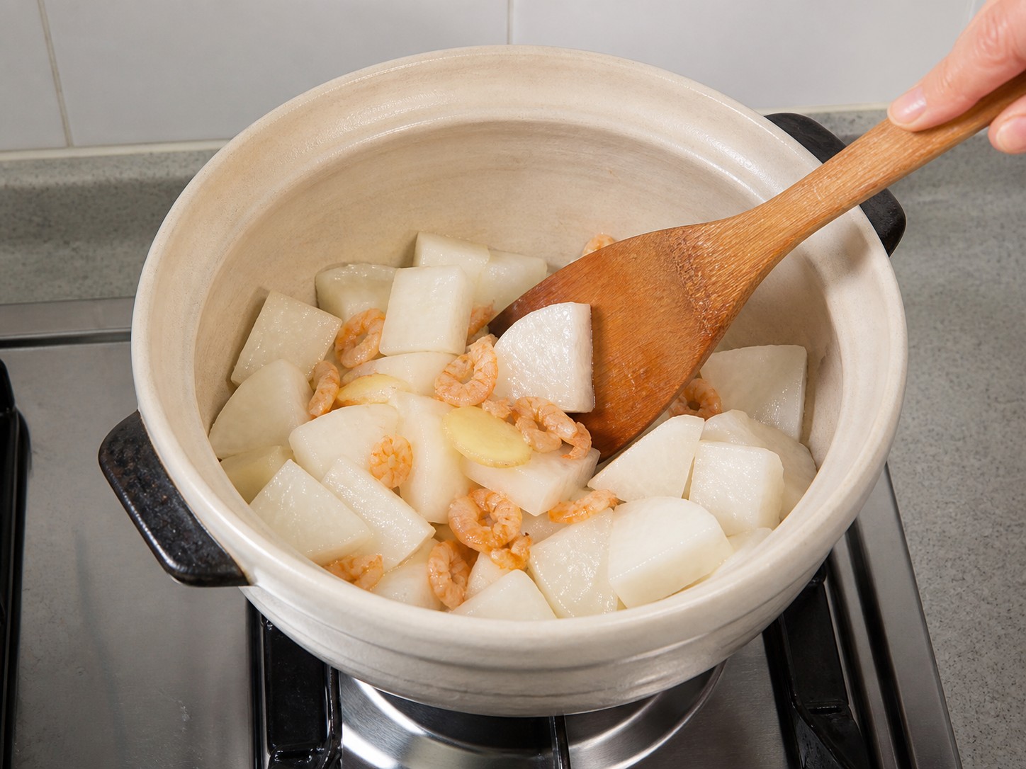 Braised Daikon na may Tuyong Hipon — hakbang 7: Idagdag ang daikon