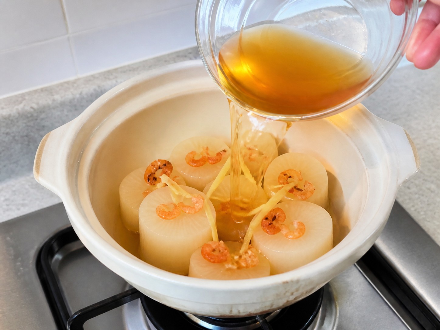Braised Daikon na may Tuyong Hipon — hakbang 8: Idagdag ang braising liquid