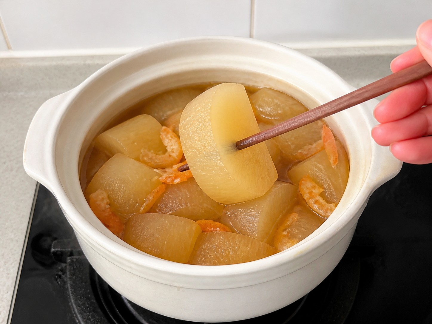 Braised Daikon na may Tuyong Hipon — hakbang 10: Suriin ang lambot