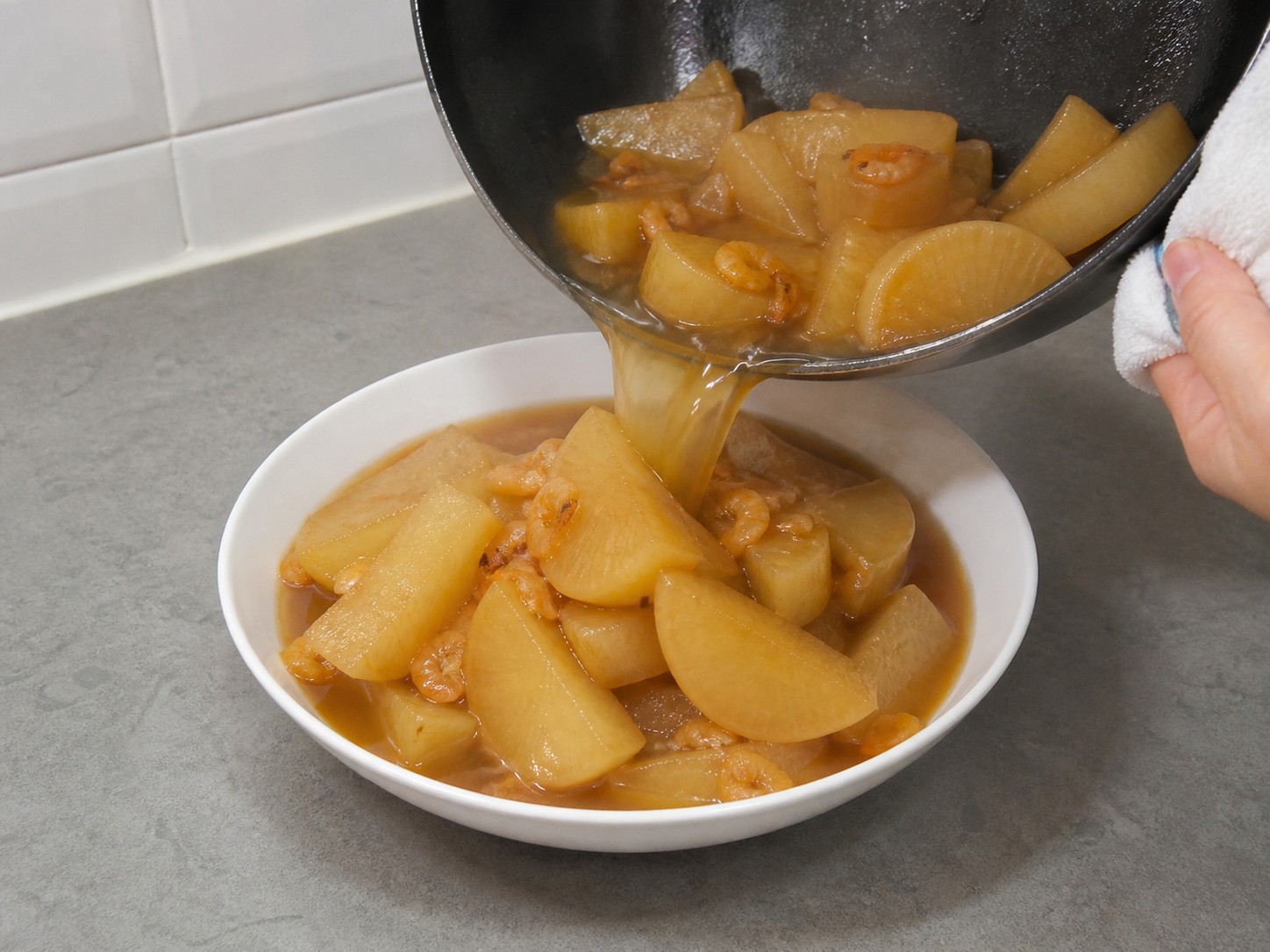Braised Daikon na may Tuyong Hipon — hakbang 12: Lagyan ng garnish at ihain