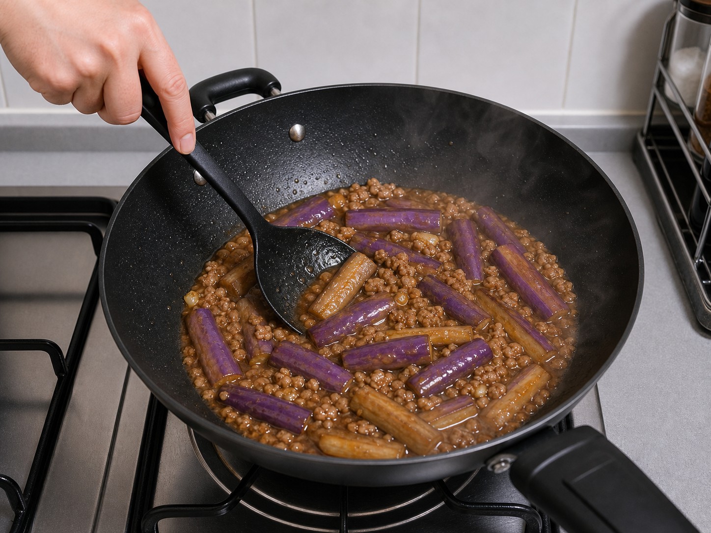 肉碎炆茄子:加調味汁炆煮