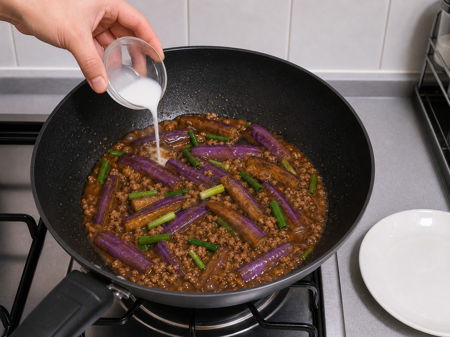 肉碎炆茄子:加生粉水收汁
