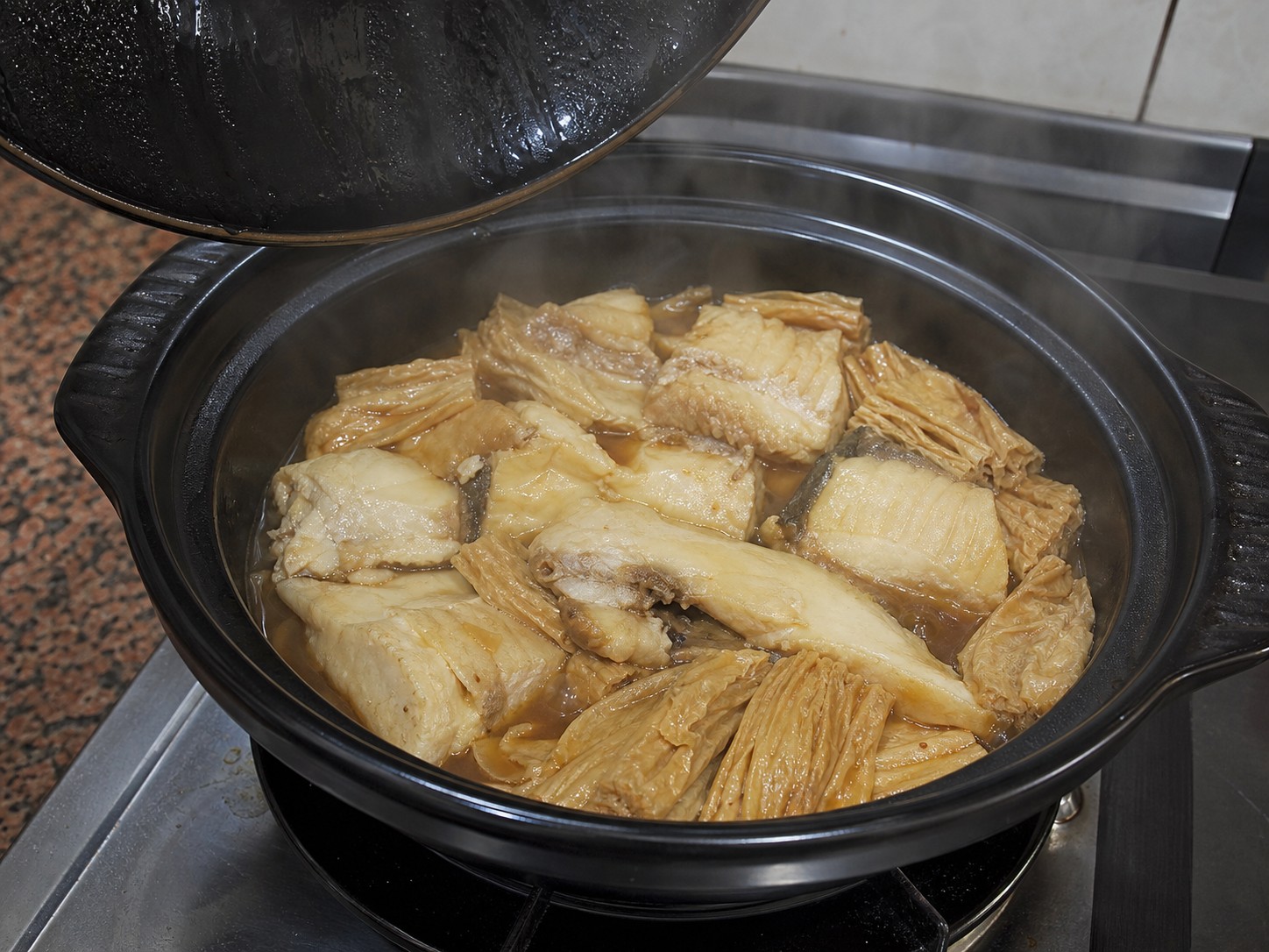 枝竹炆魚腩:加蓋小火炆12分鐘