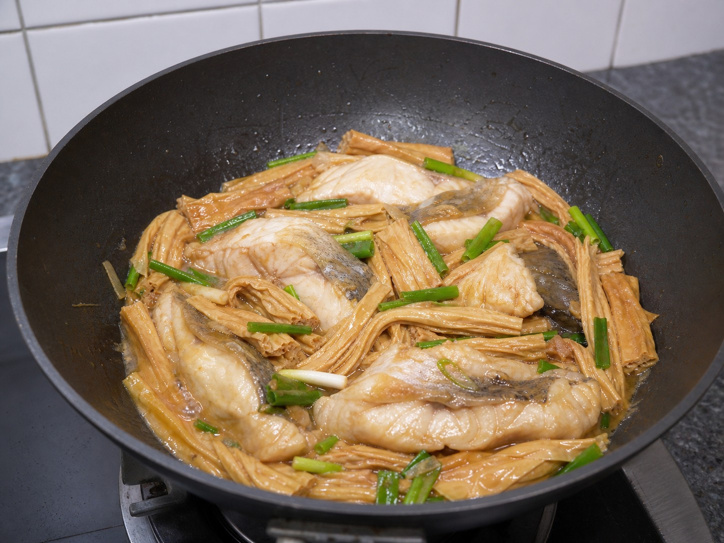 枝竹炆魚腩:加蔥中火煮1分鐘