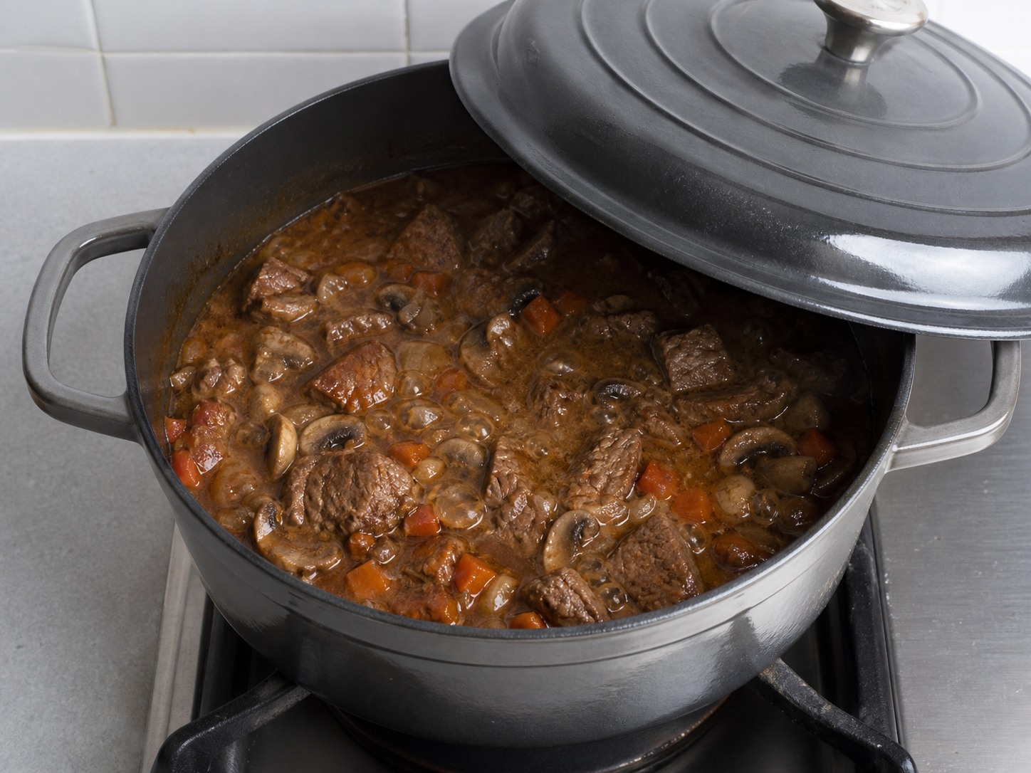 Masukkan kembali daging lalu masak tertutup 75 menit hingga empuk: Masukkan kembali daging lalu masak tertutup 75 menit hingga empuk. Kerjakan dengan hati-hati, pertahankan panas, waktu, dan keadaan bahan yang disebutkan, lalu pastikan kematangan sebelum melanjutkan.