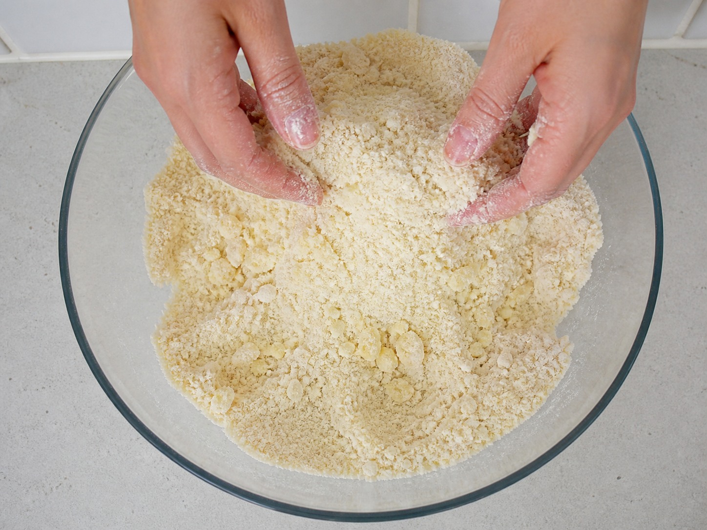 把凍牛油搓入麵粉至粗麵包糠狀: 把凍牛油搓入麵粉至粗麵包糠狀。小心操作，保持所述火力、時間及食材狀態，確認熟度後才進入下一步。