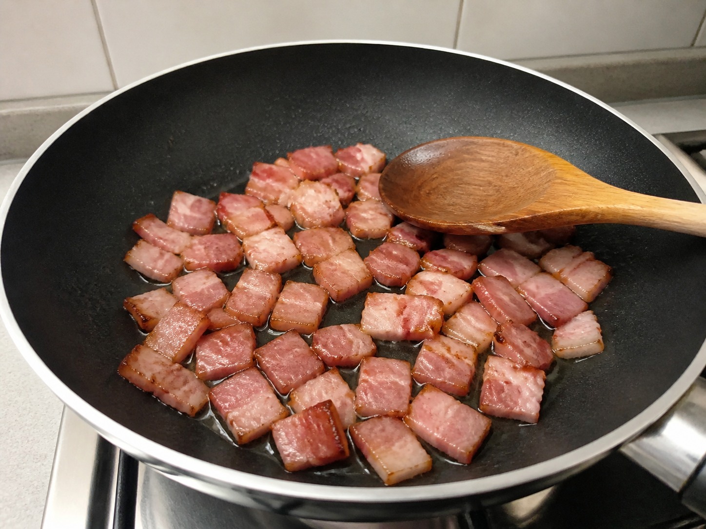 Masak bacon 5 menit hingga agak renyah: Masak bacon 5 menit hingga agak renyah. Kerjakan dengan hati-hati, pertahankan panas, waktu, dan keadaan bahan yang disebutkan, lalu pastikan kematangan sebelum melanjutkan.