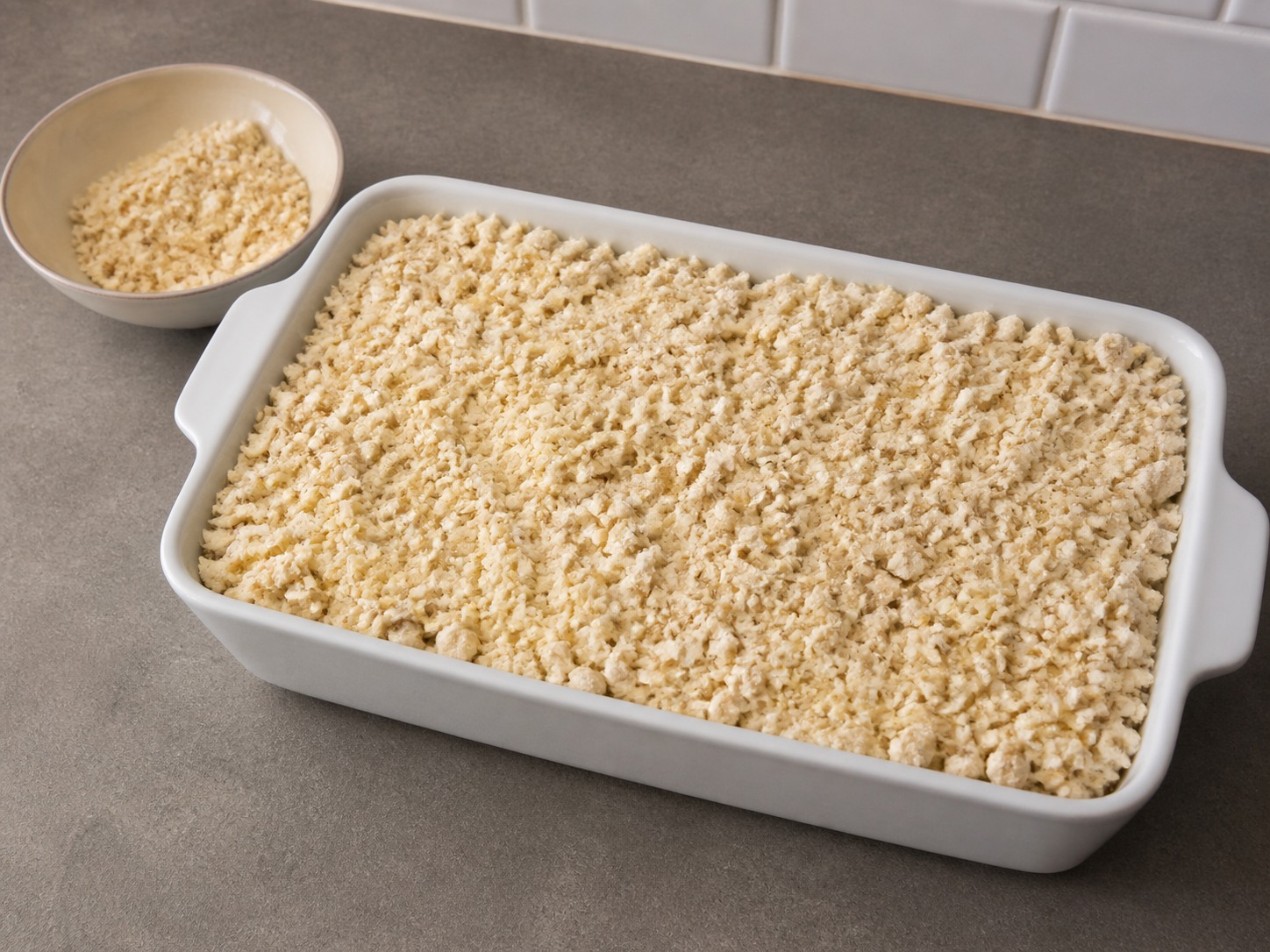 Taburkan crumble gurih merata tanpa ditekan: Taburkan crumble gurih merata tanpa ditekan. Kerjakan dengan hati-hati, pertahankan panas, waktu, dan keadaan bahan yang disebutkan, lalu pastikan kematangan sebelum melanjutkan.