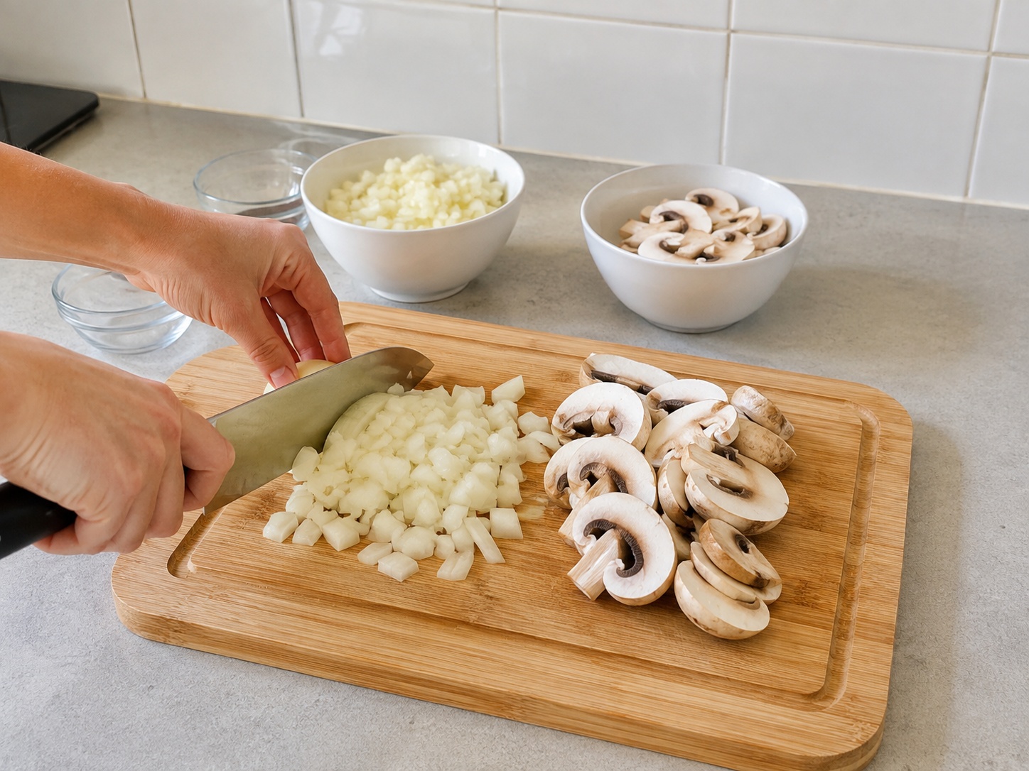 Cobbler Suet Ayam dan Jamur Inggris — Iris bawang dan jamur: Potong bawang dan iris tebal jamur.