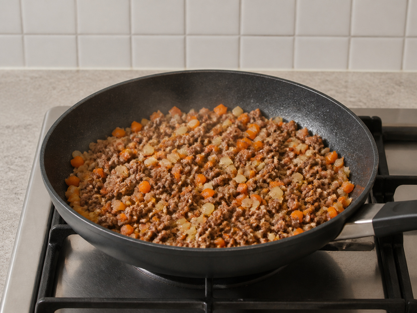 英式牛肉薯蓉批: 炒軟蔬菜