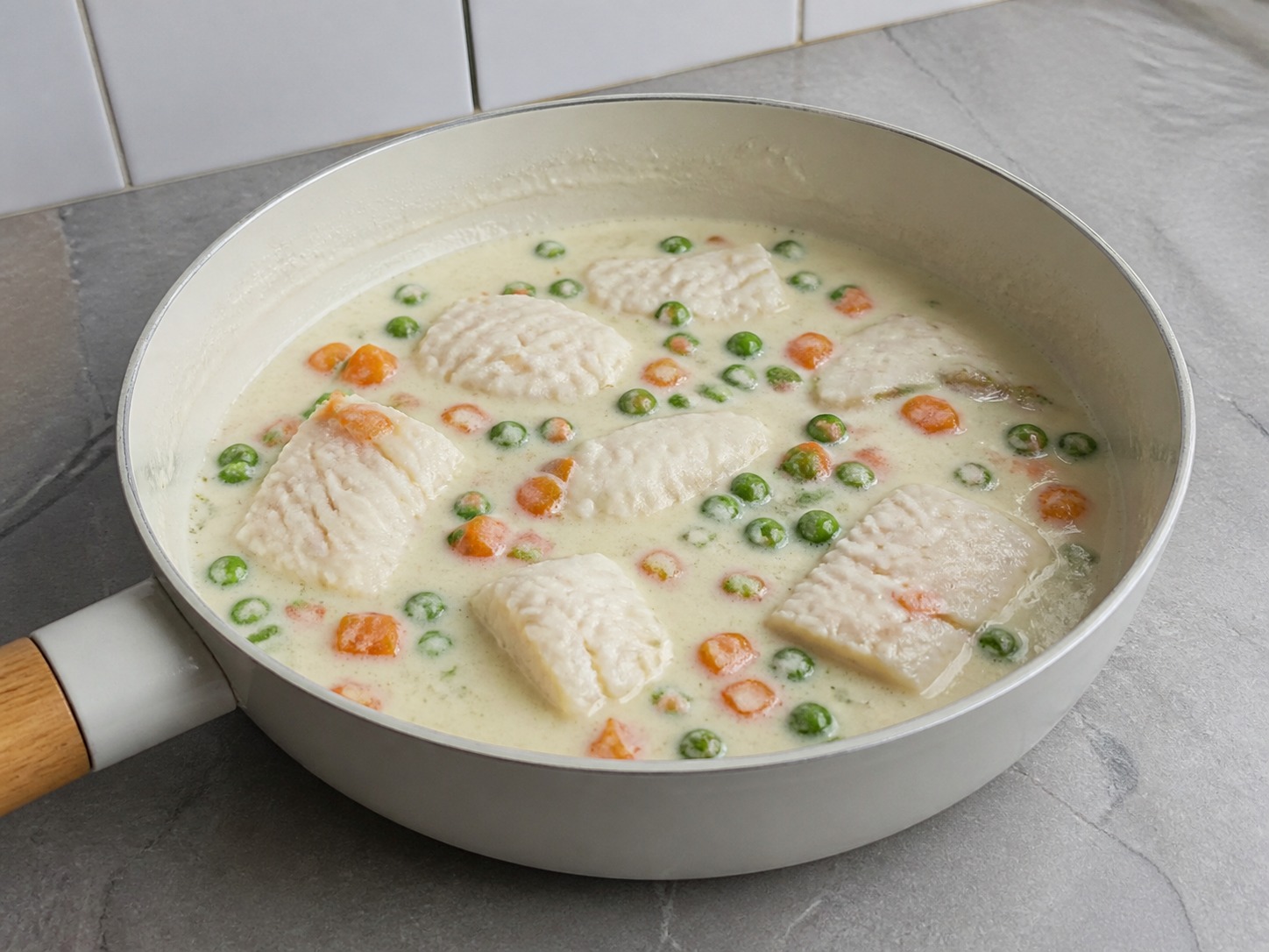 英式焗魚薯蓉批: 加入魚和菜