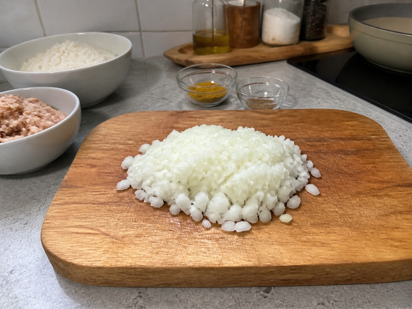 英式煙魚雞蛋咖喱飯 — 切碎洋蔥