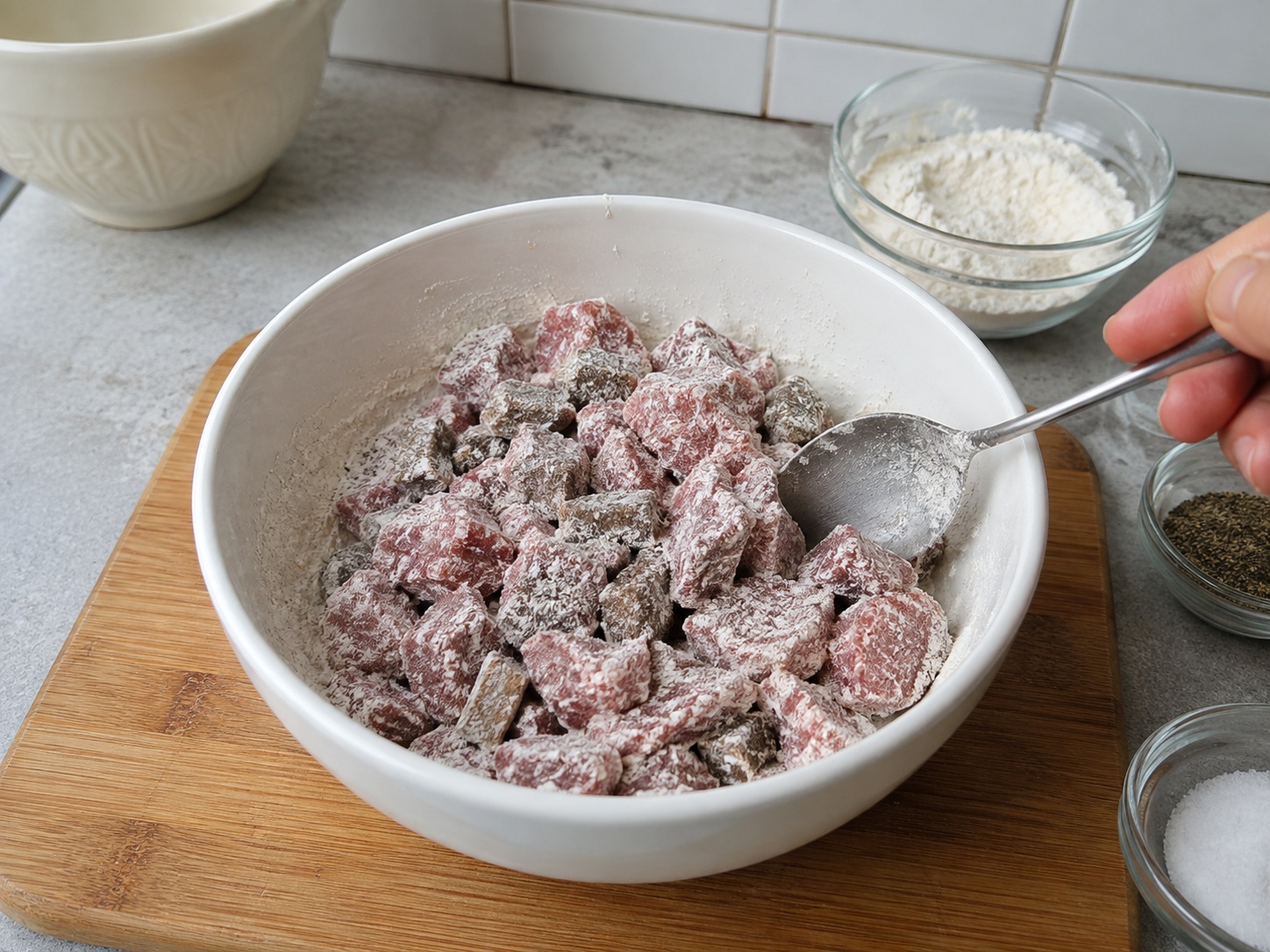 Puding Suet Daging Sapi dan Ginjal Inggris — Balur tepung berbumbu: Aduk daging dengan 100 g tepung, garam, dan lada.