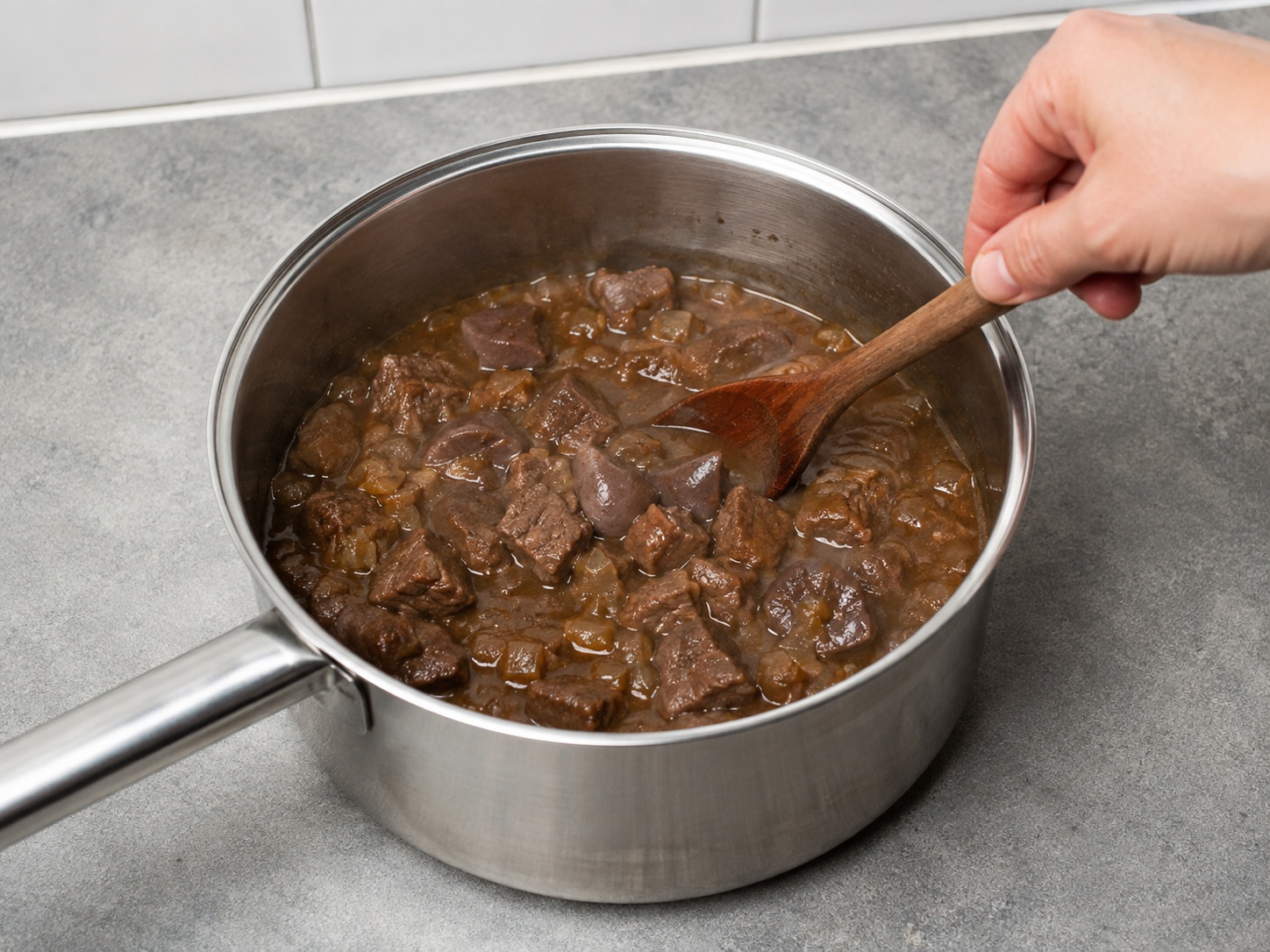 Puding Suet Daging Sapi dan Ginjal Inggris — Buat isian berkuah: Kembalikan daging, tambah kaldu dan saus Worcestershire, didihkan perlahan lalu dinginkan.