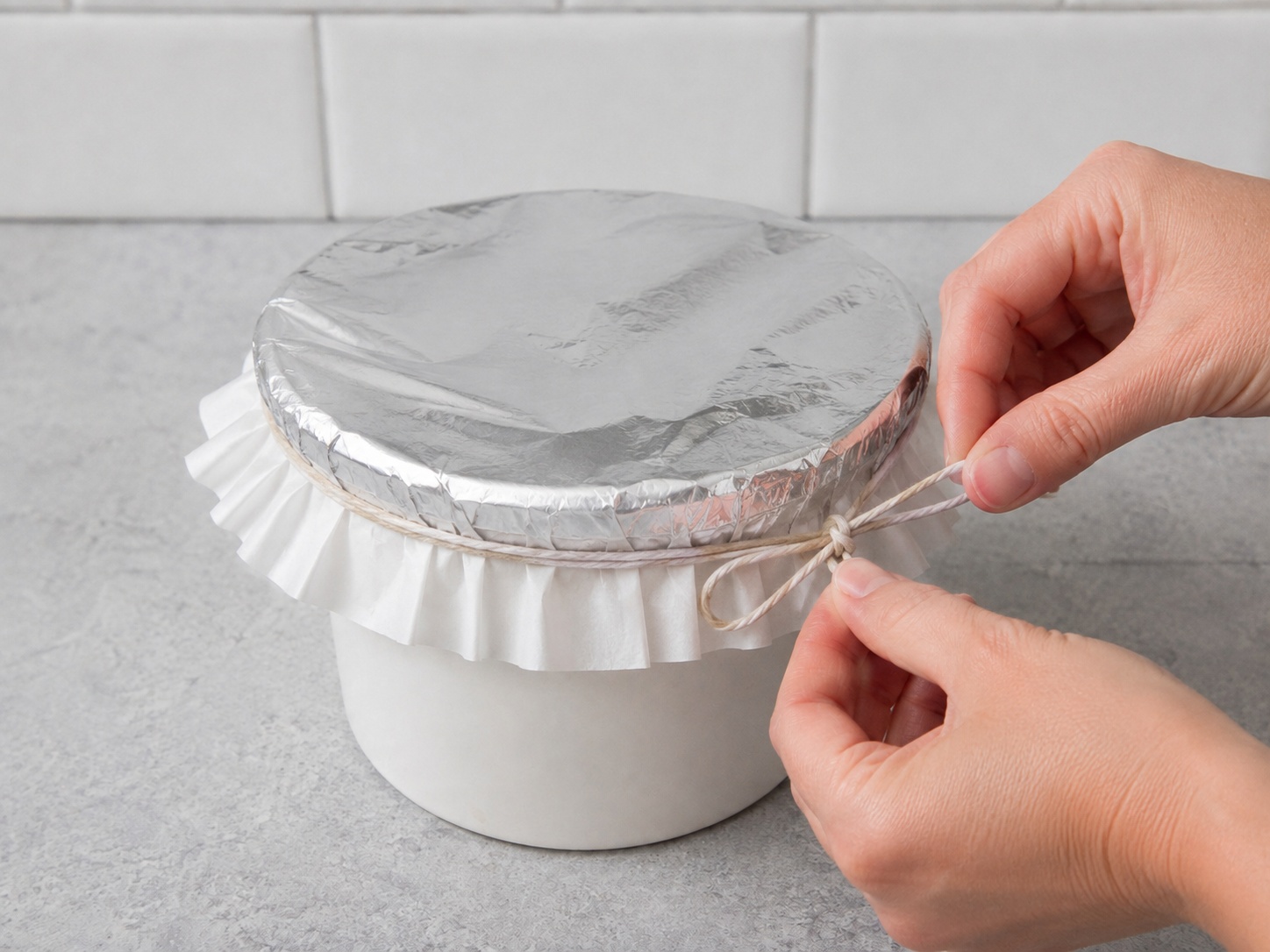 Puding Suet Daging Sapi dan Ginjal Inggris — Tutup mangkuk: Tutup dengan kertas roti dan foil lalu ikat rapat.