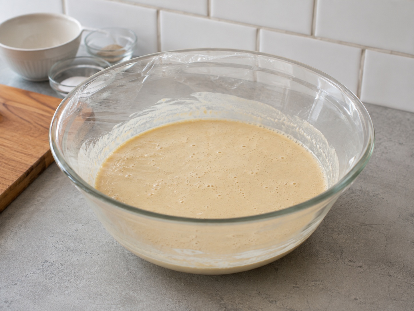 British Toad in the Hole na may Onion Gravy — Pahingahin ang batter: Pahingahin ang batter nang 20 minuto.