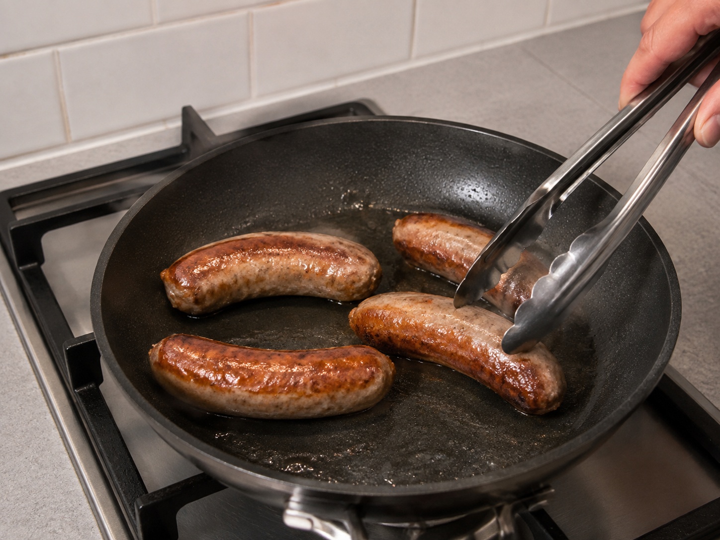 British Toad in the Hole na may Onion Gravy — I-brown ang sausage: I-brown ang sausage sa kawali nang 8 minuto.