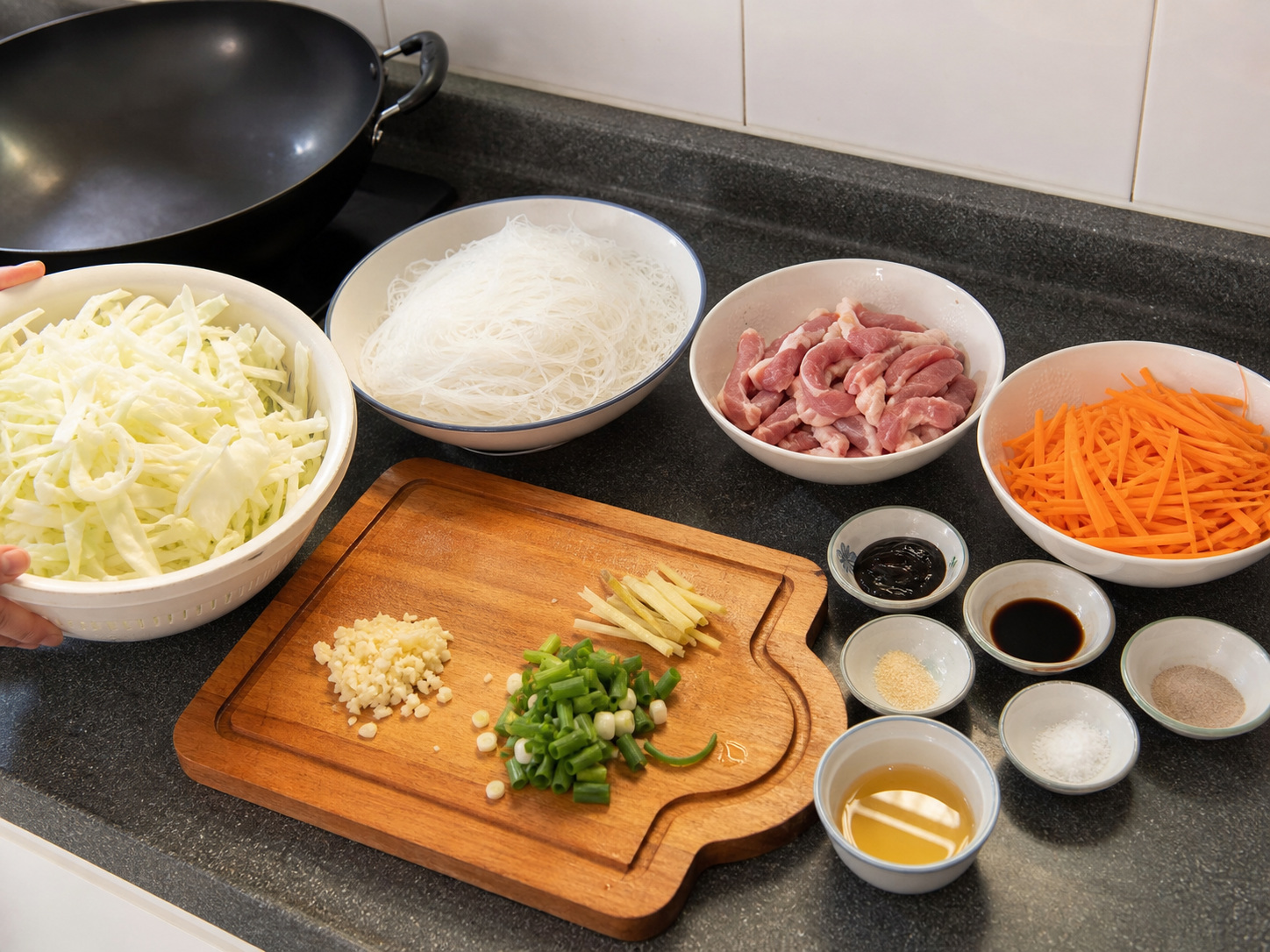 椰菜粉絲炒肉絲:準備材料|準備椰菜、粉絲、肉絲、紅蘿蔔、蒜、薑、蔥及調味料,開火前完成切配。