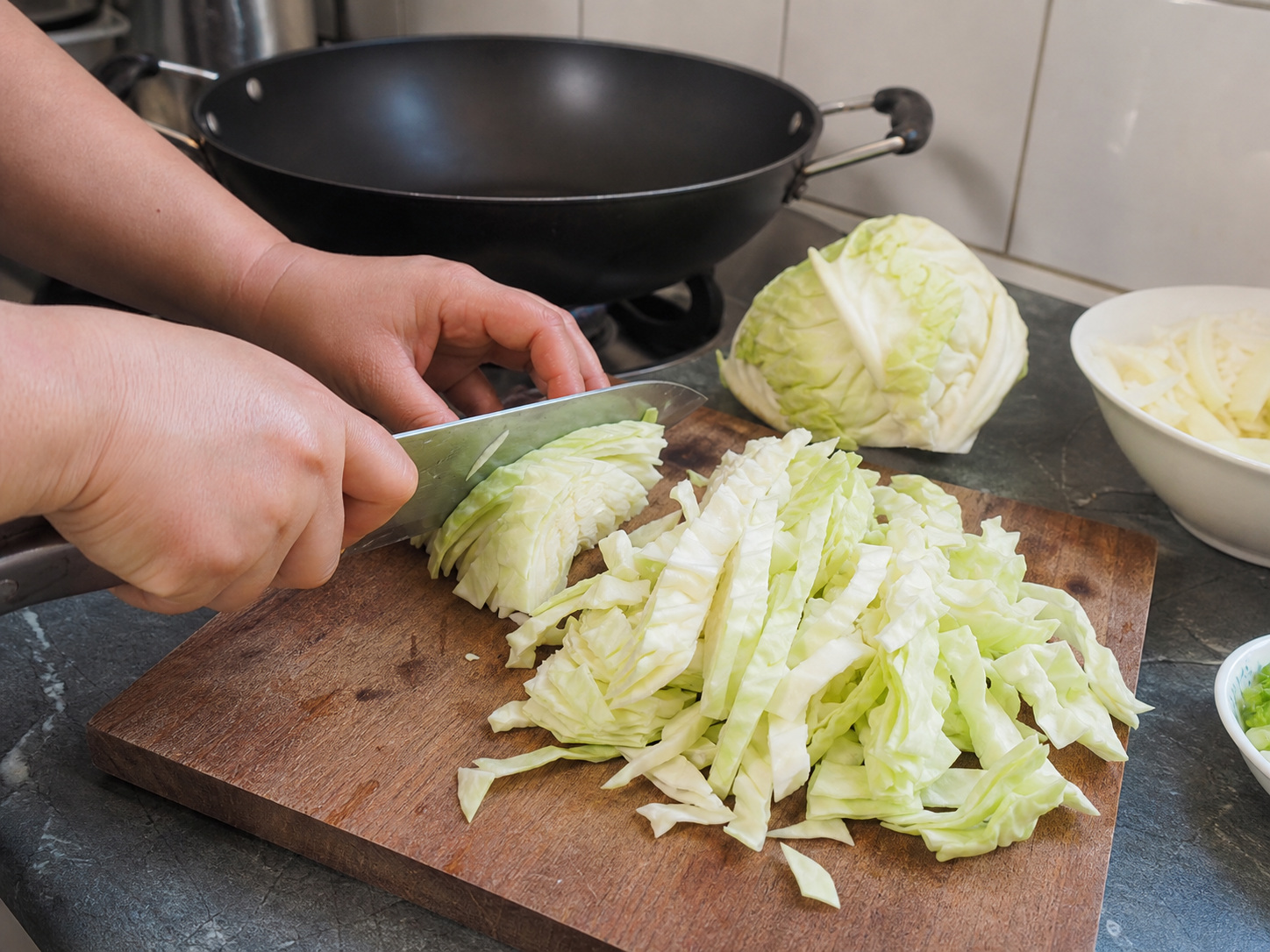 椰菜粉絲炒肉絲:炒肉絲|鑊中下油,中火炒肉絲至轉色和約八成熟,先盛起。