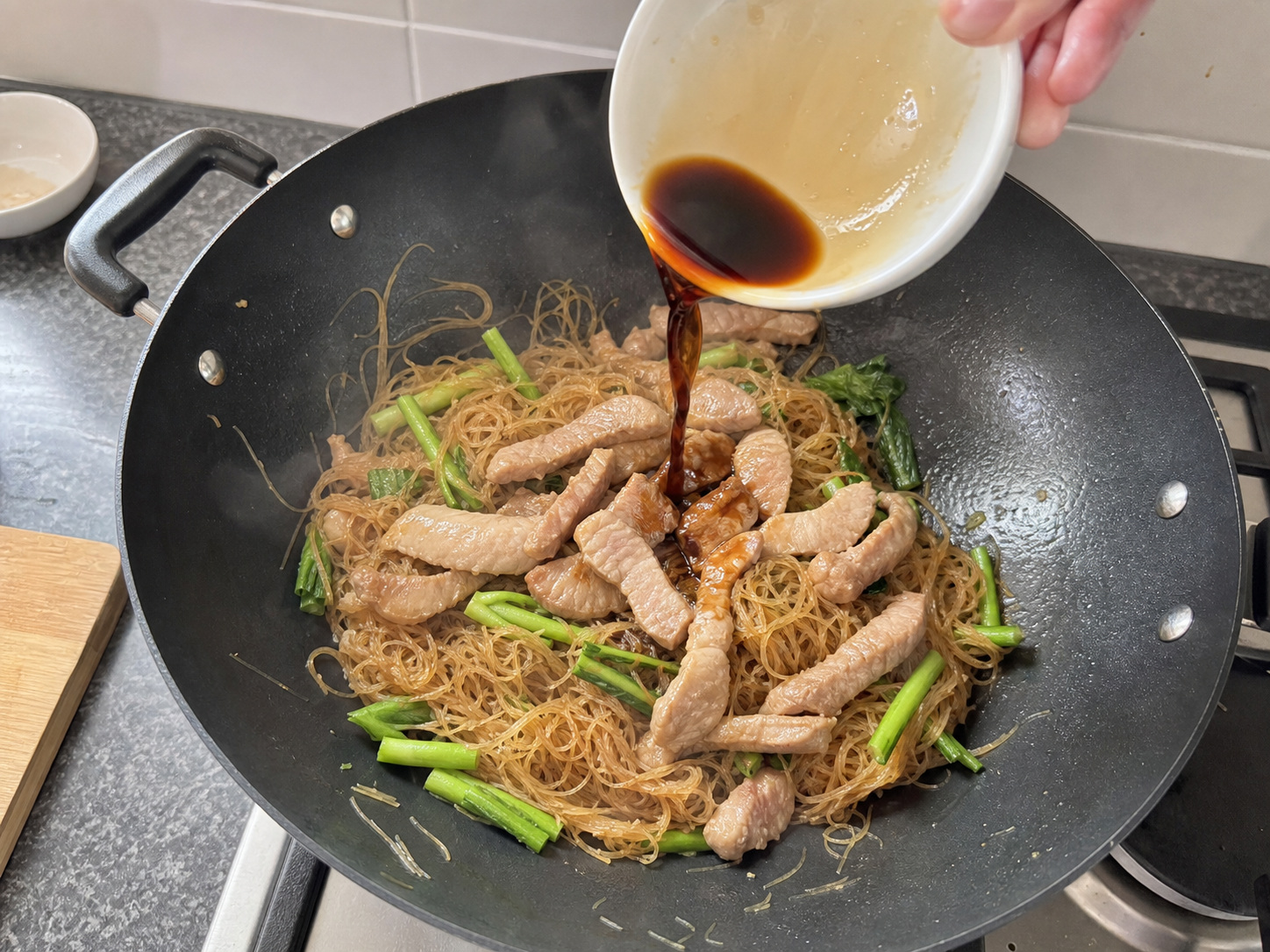 椰菜粉絲炒肉絲:Step 11
