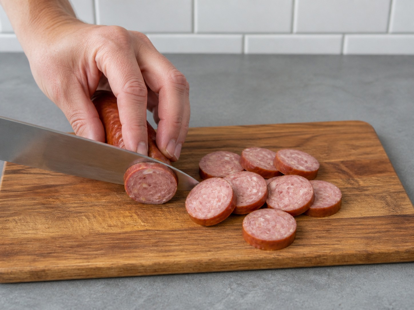Cajun Jambalaya na may Manok at Sosis — Hiwain nang pantay ang smoked sausage