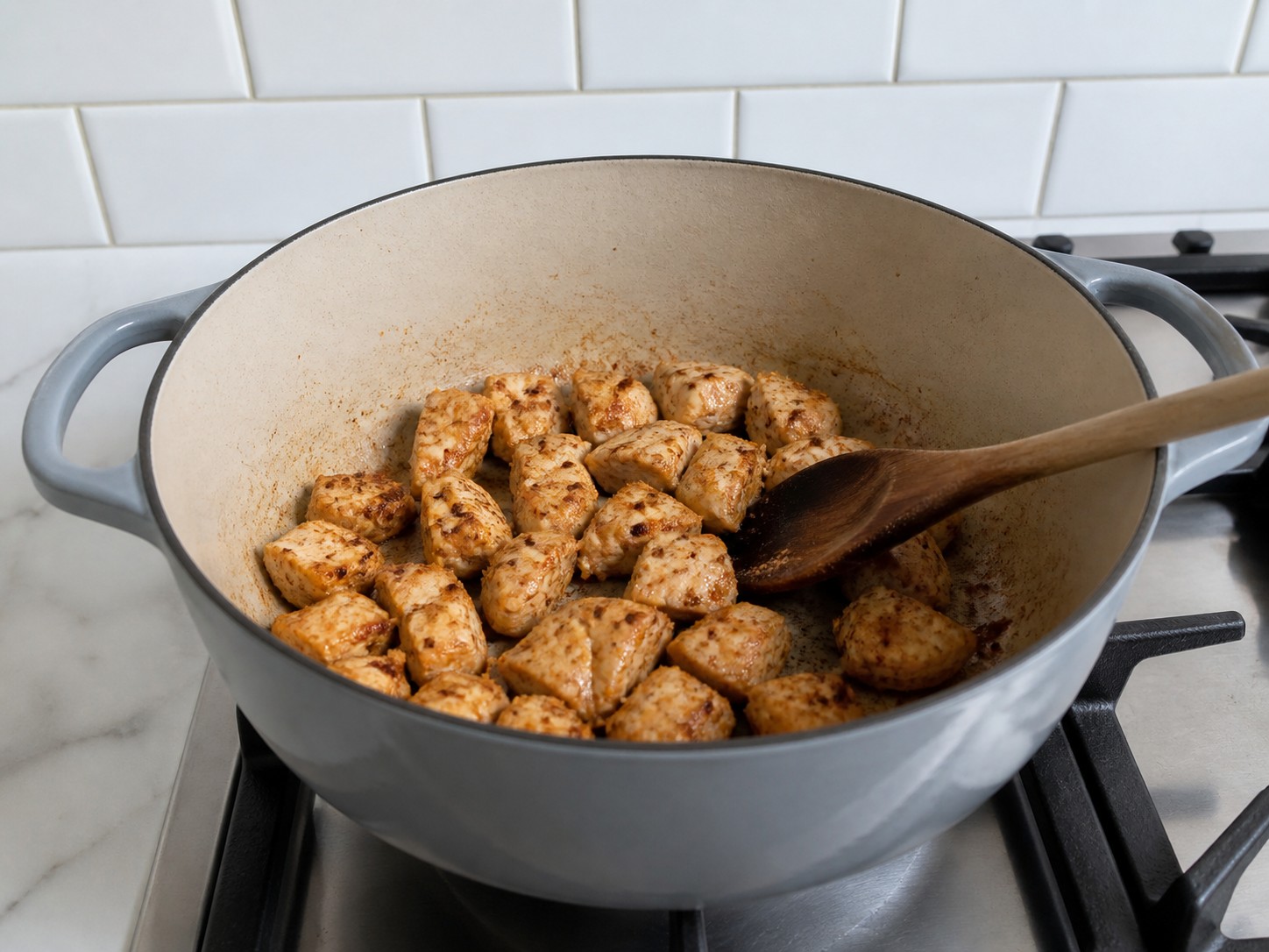 Cajun Jambalaya na may Manok at Sosis — Kulayan nang kayumanggi ang labas ng manok