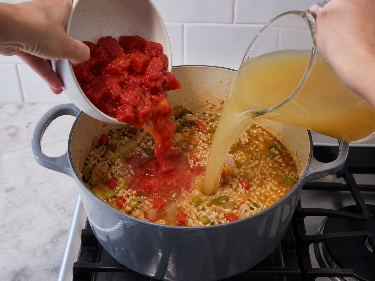 Cajun Jambalaya na may Manok at Sosis — Idagdag ang kamatis at sabaw at pakuluan nang marahan
