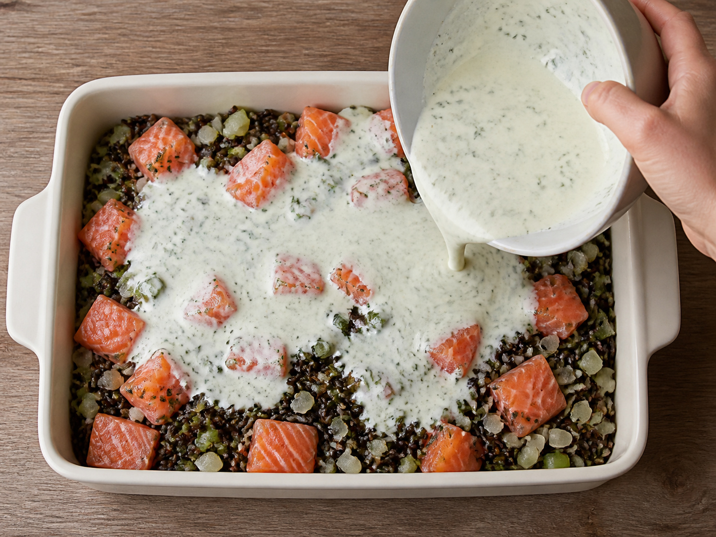 Canadian Salmon at Wild Rice Casserole — Ilipat sa lutuan at ibuhos ang dill sauce