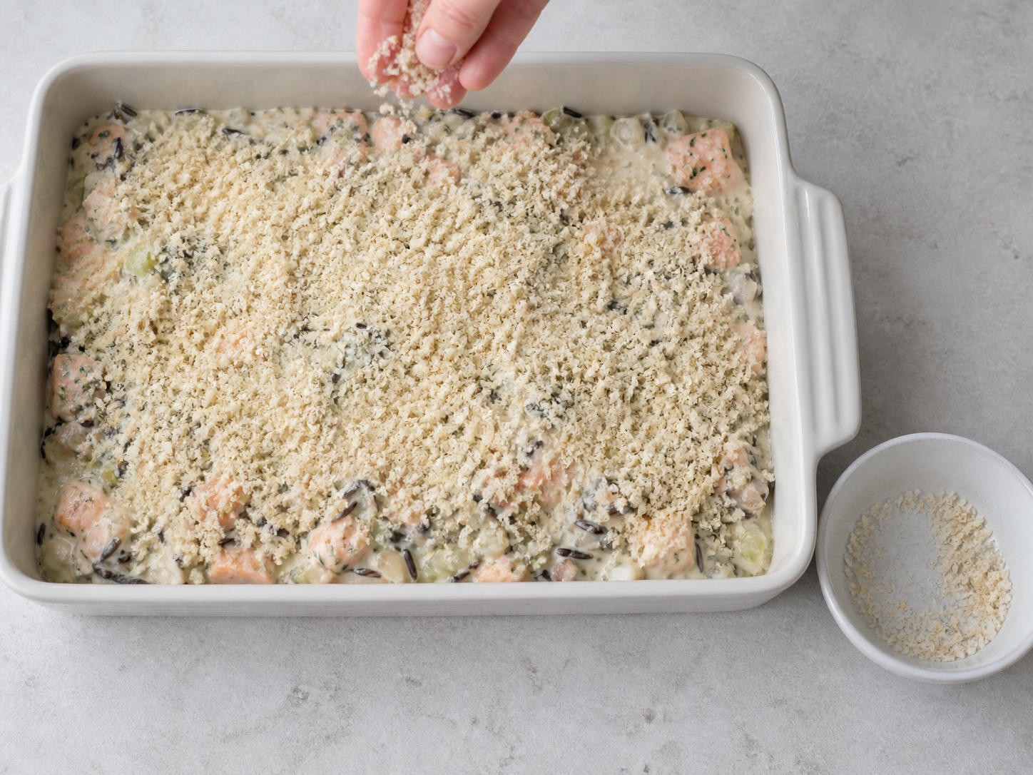 Canadian Salmon at Wild Rice Casserole — Budburan nang pantay ng dinurog na tinapay