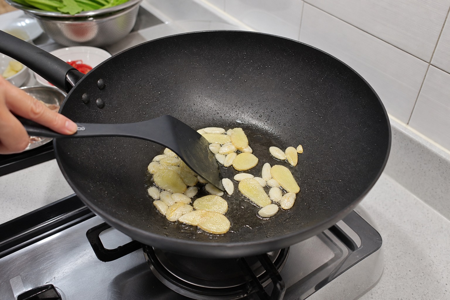 豆豉鯪魚炒油麥菜:爆香蒜薑