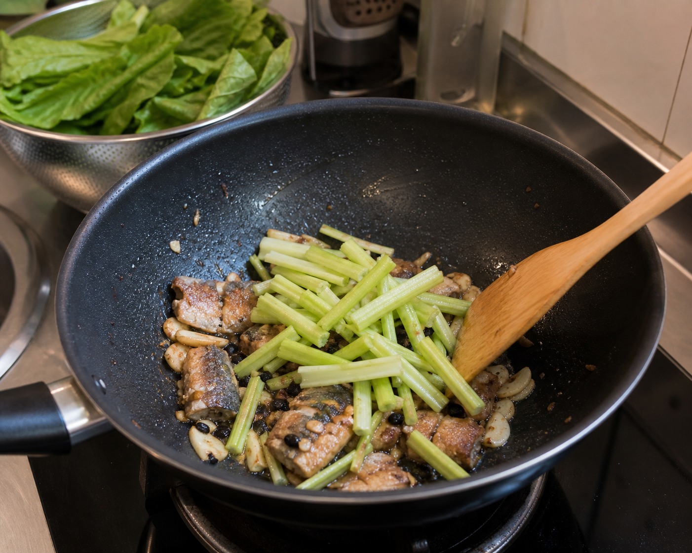 豆豉鯪魚炒油麥菜:先炒菜莖