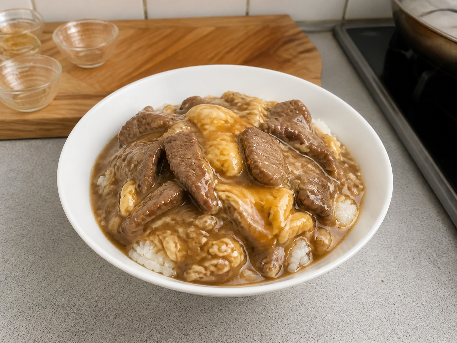 港式滑蛋牛肉飯: 嫩滑醃牛肉及濕潤蛋花裹著透亮褐色芡汁,淋在四碗熱飯上。