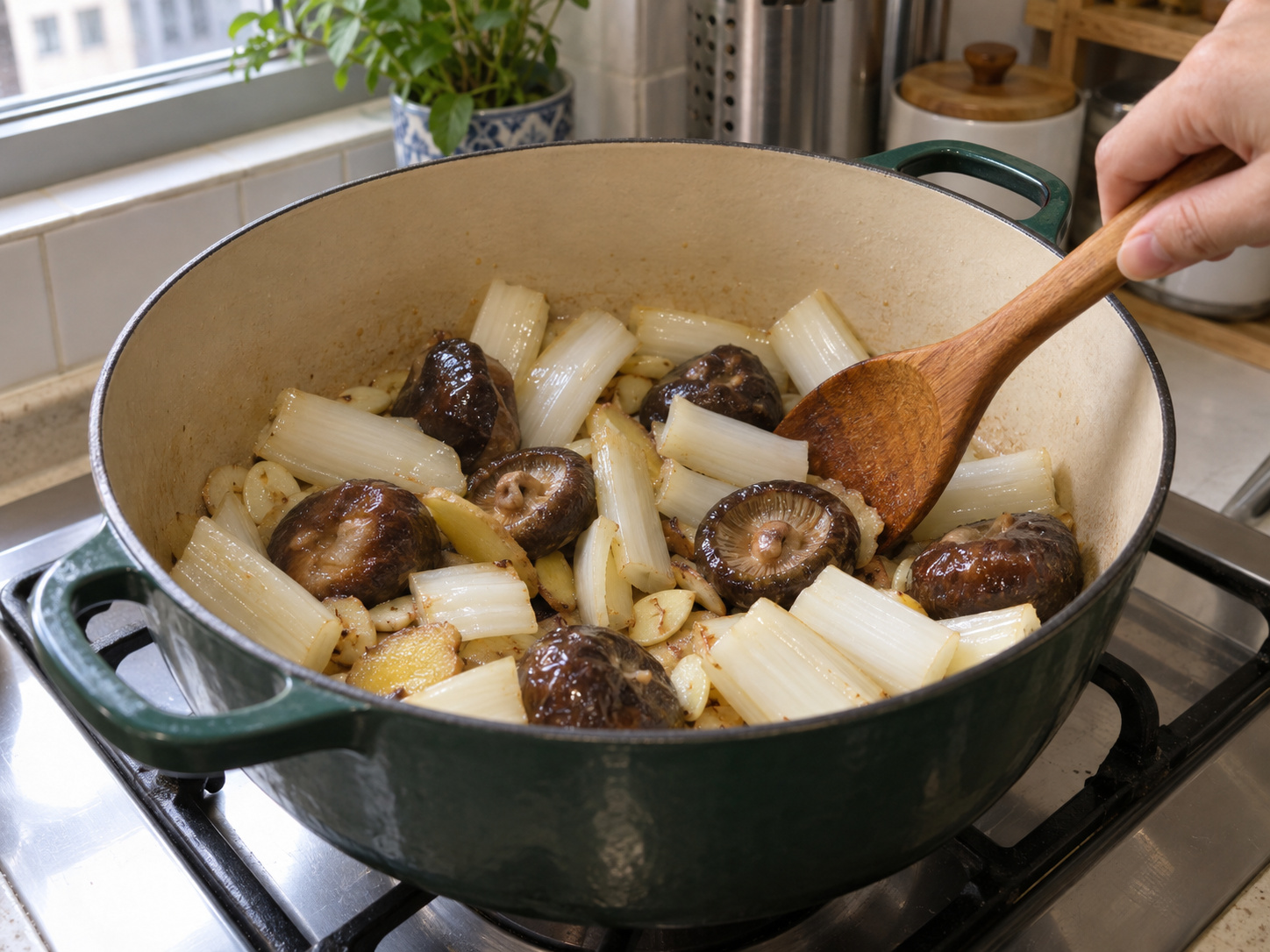 Perut Ikan Rebus Kanton dengan Jamur Shiitake — Masak jamur dan batang
